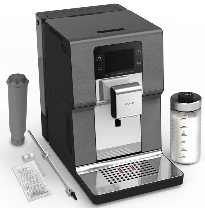 Ciemnoszara maszyna do kawy z akcesoriami: filtr wody, narzędzia do czyszczenia i miarka z proszkiem.