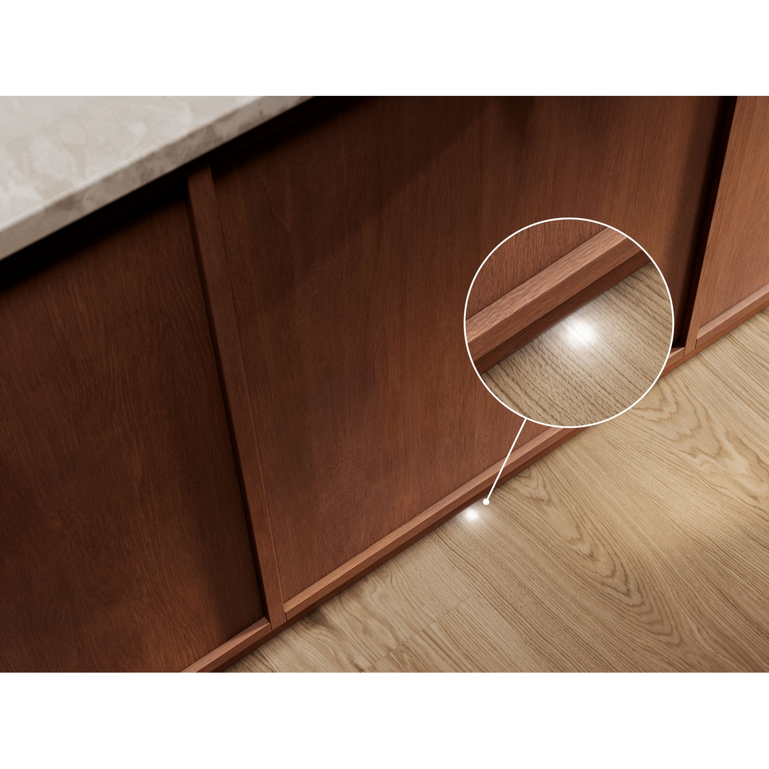 Mobile in legno con piano in marmo e illuminazione a pavimento.