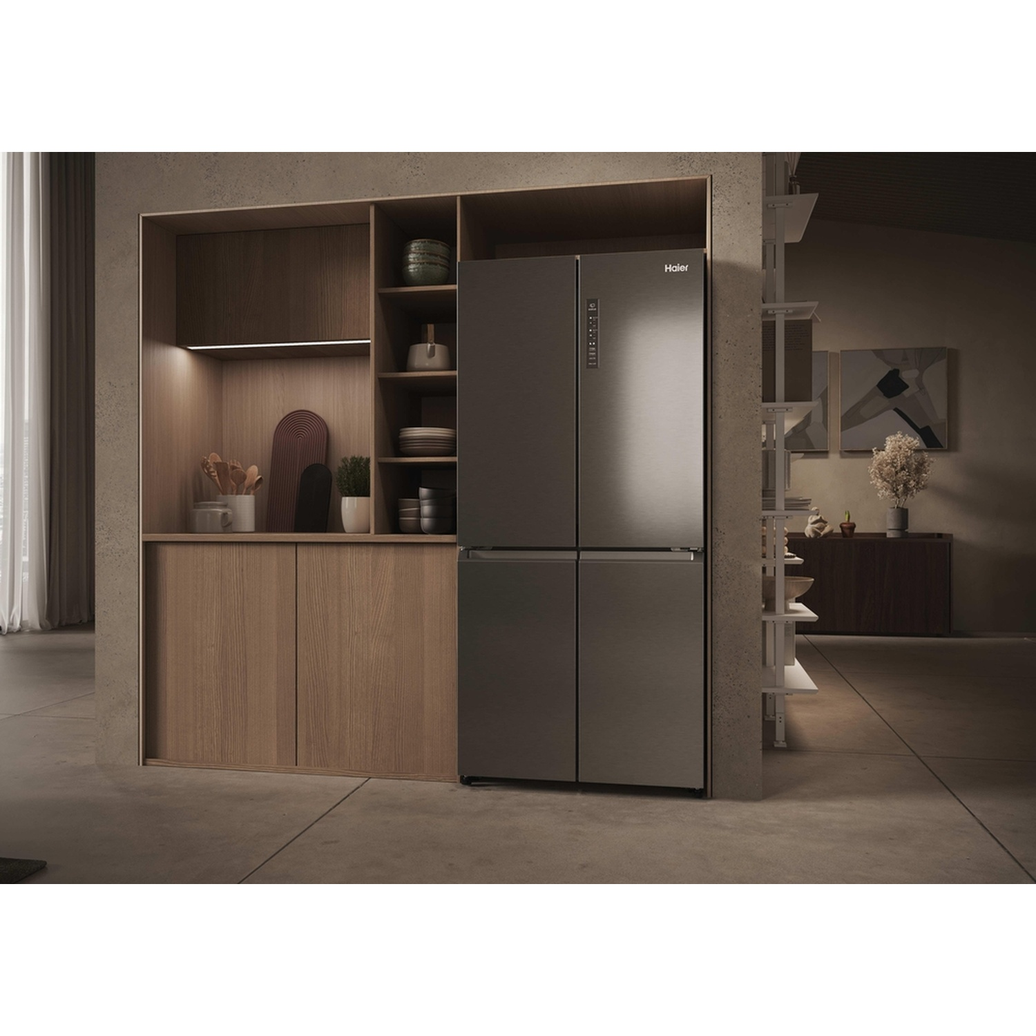 Un frigorifero Haier scuro a quattro porte accanto ad armadi in legno.