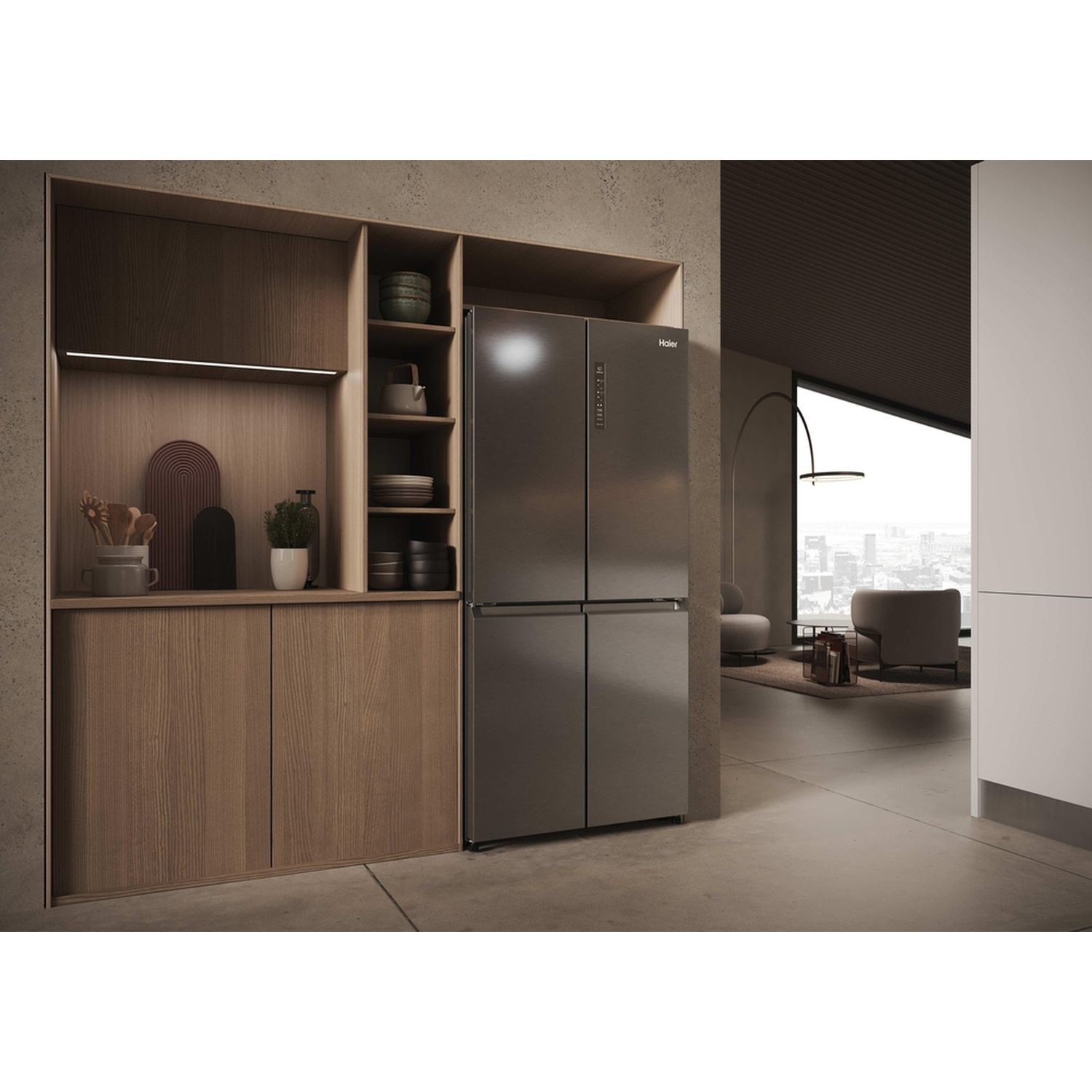 Una cucina moderna con frigorifero Haier, mobili in legno e zona giorno.