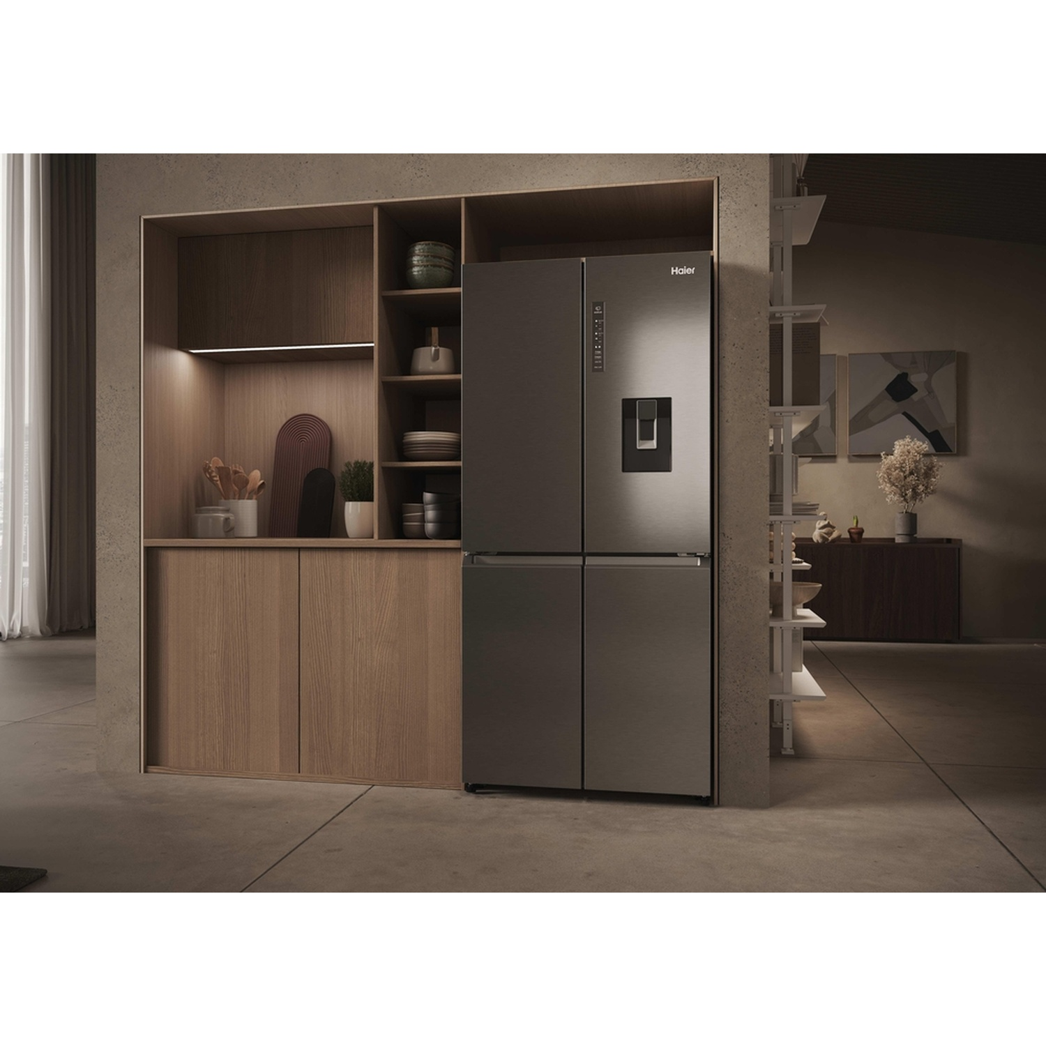 Un moderno frigorifero Haier con dispenser d'acqua in una cucina elegante.