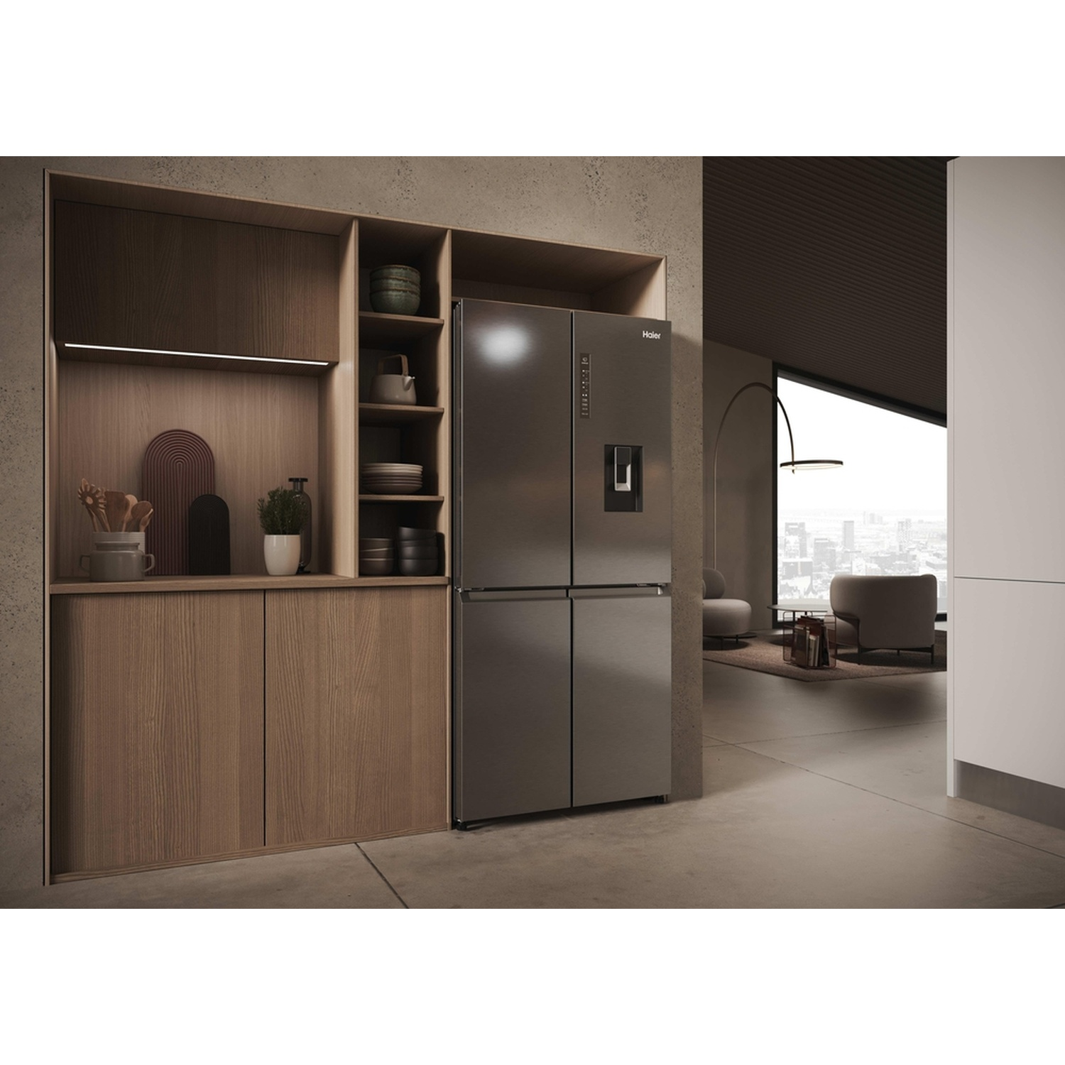 Cucina moderna con frigorifero Haier grigio scuro, mobili in legno e zona giorno aperta.