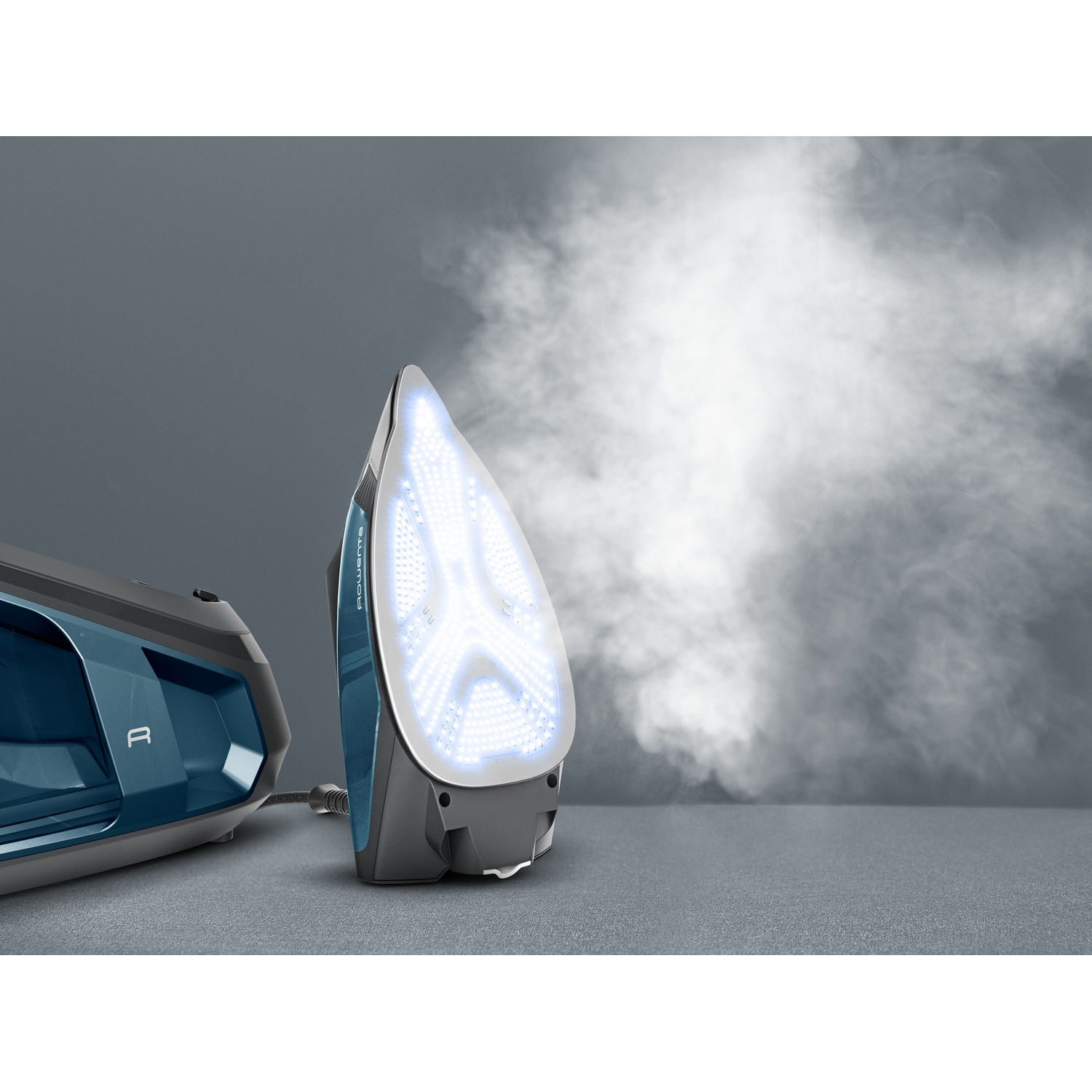Un fer à vapeur avec réservoir bleu émet de la vapeur, semelle éclairée.