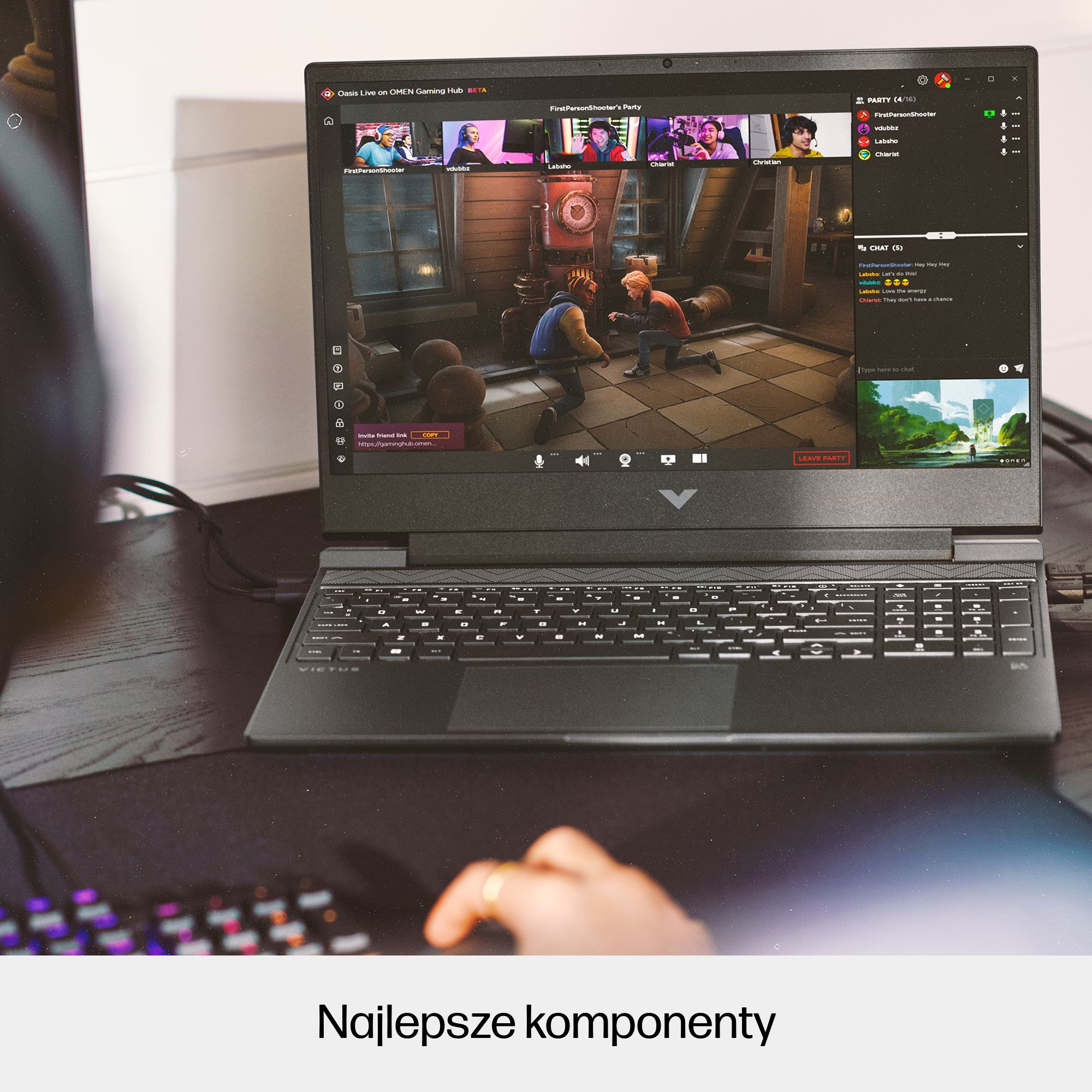 Laptop wyświetla grę z czatami wideo i oknem czatu.
