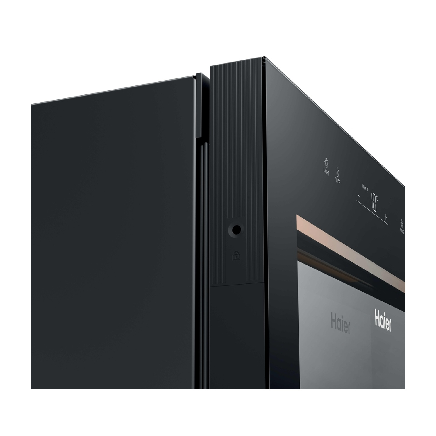 Primo piano di una porta di frigorifero nera con display digitale e logo Haier.
