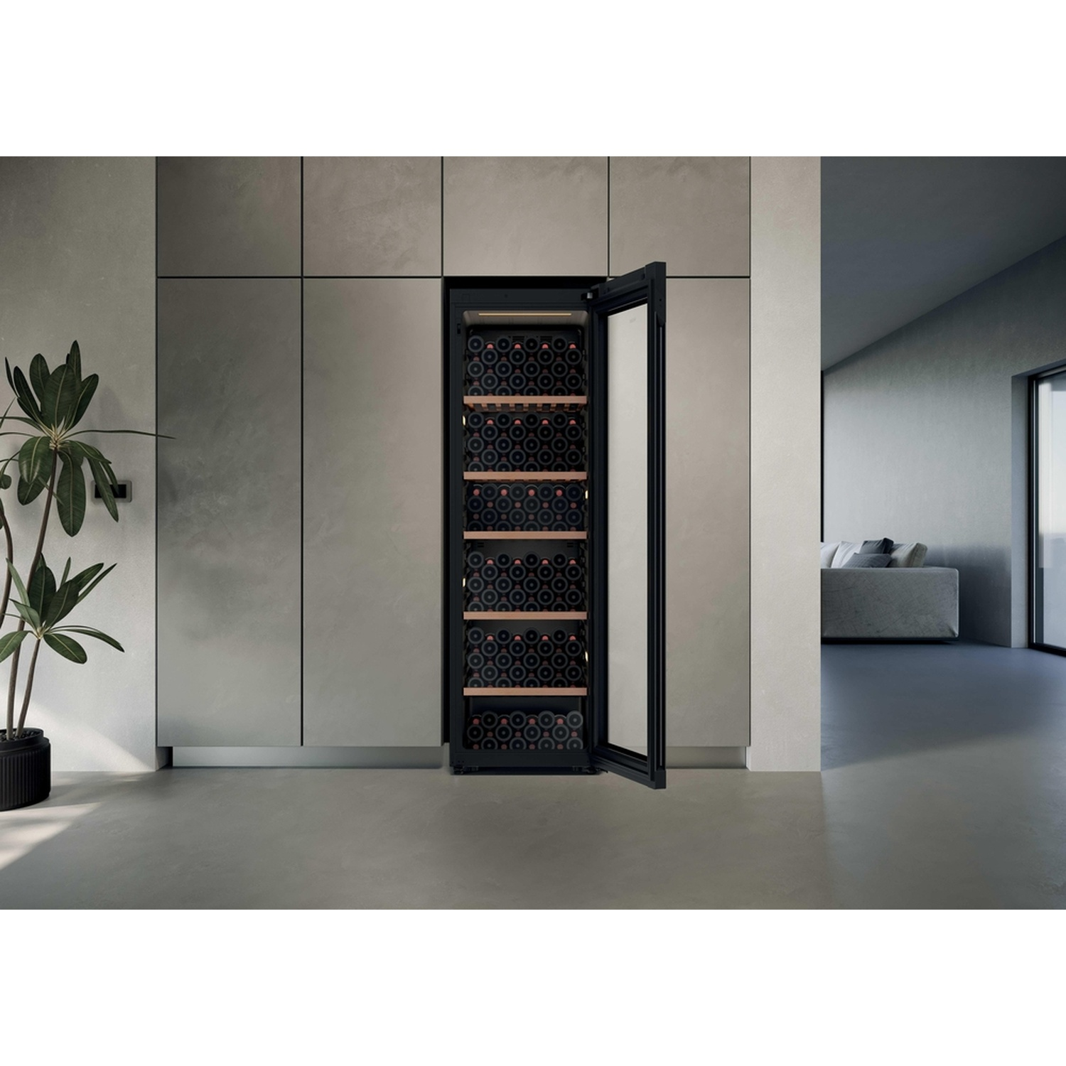 Una cantinetta con porta aperta, piena di bottiglie di vino, si trova in una stanza moderna.