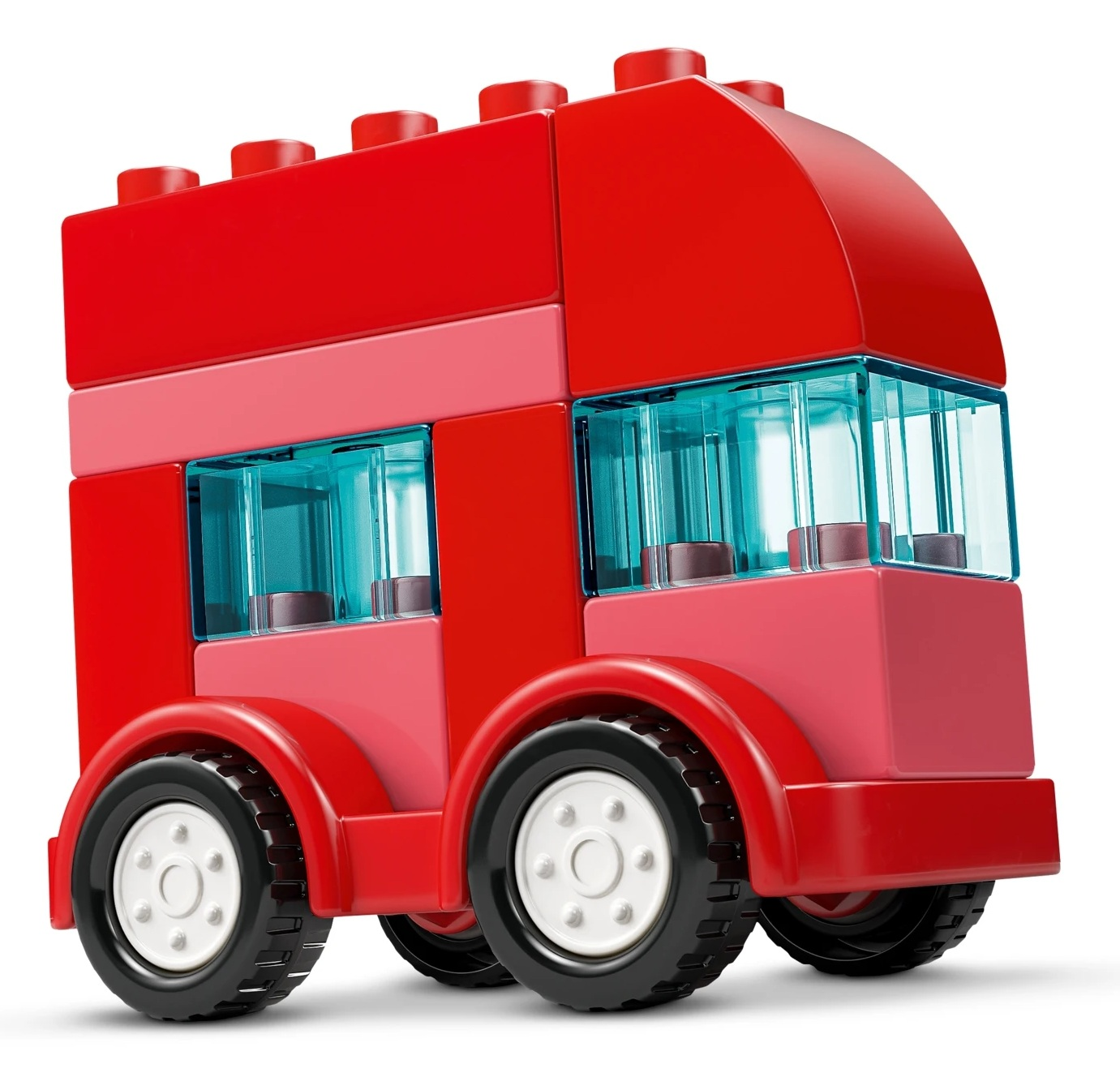 Czerwony autobusik z klocków z niebieskimi oknami i czterema czarnymi kołami.