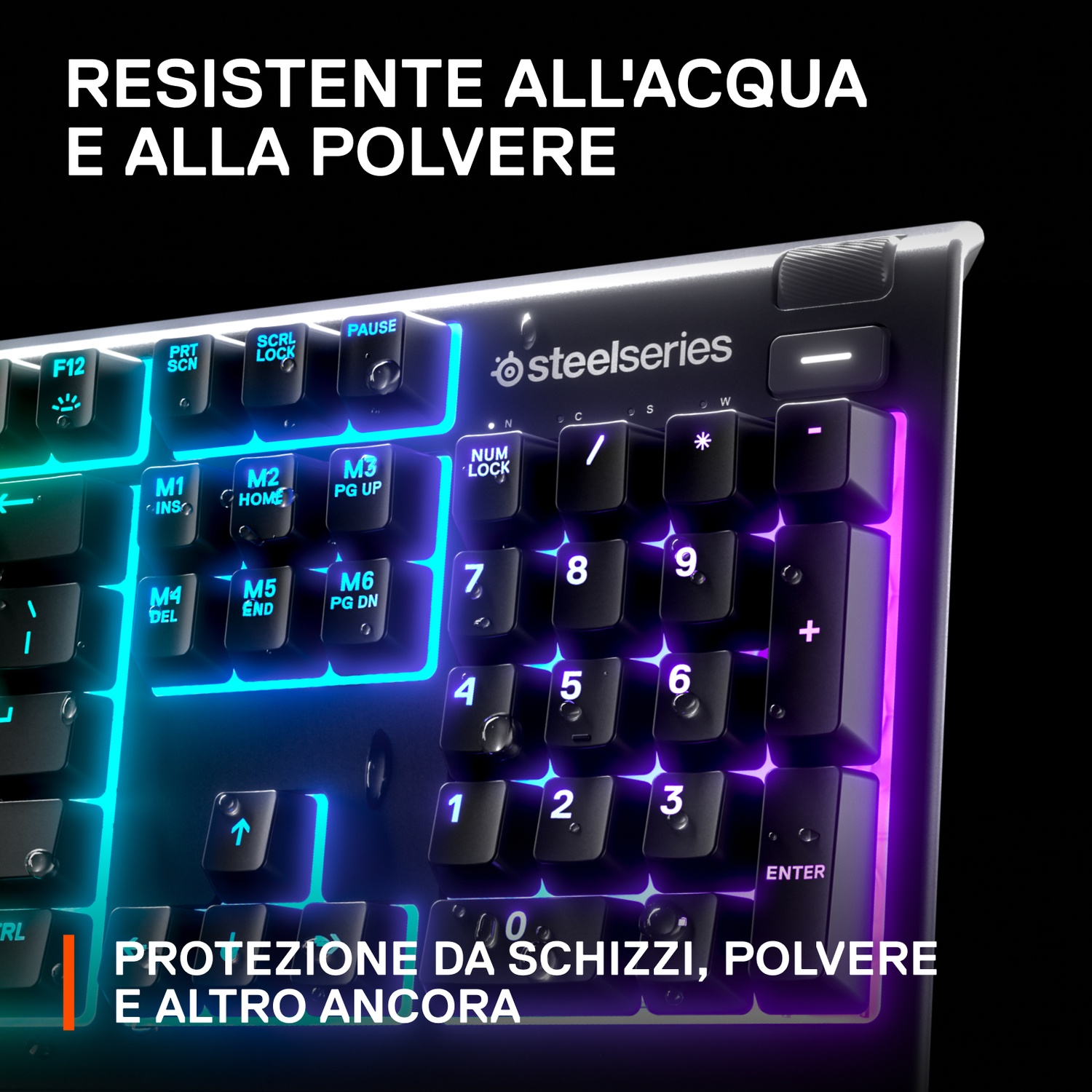 Tastiera Steelseries nera con illuminazione RGB ed etichette in italiano.