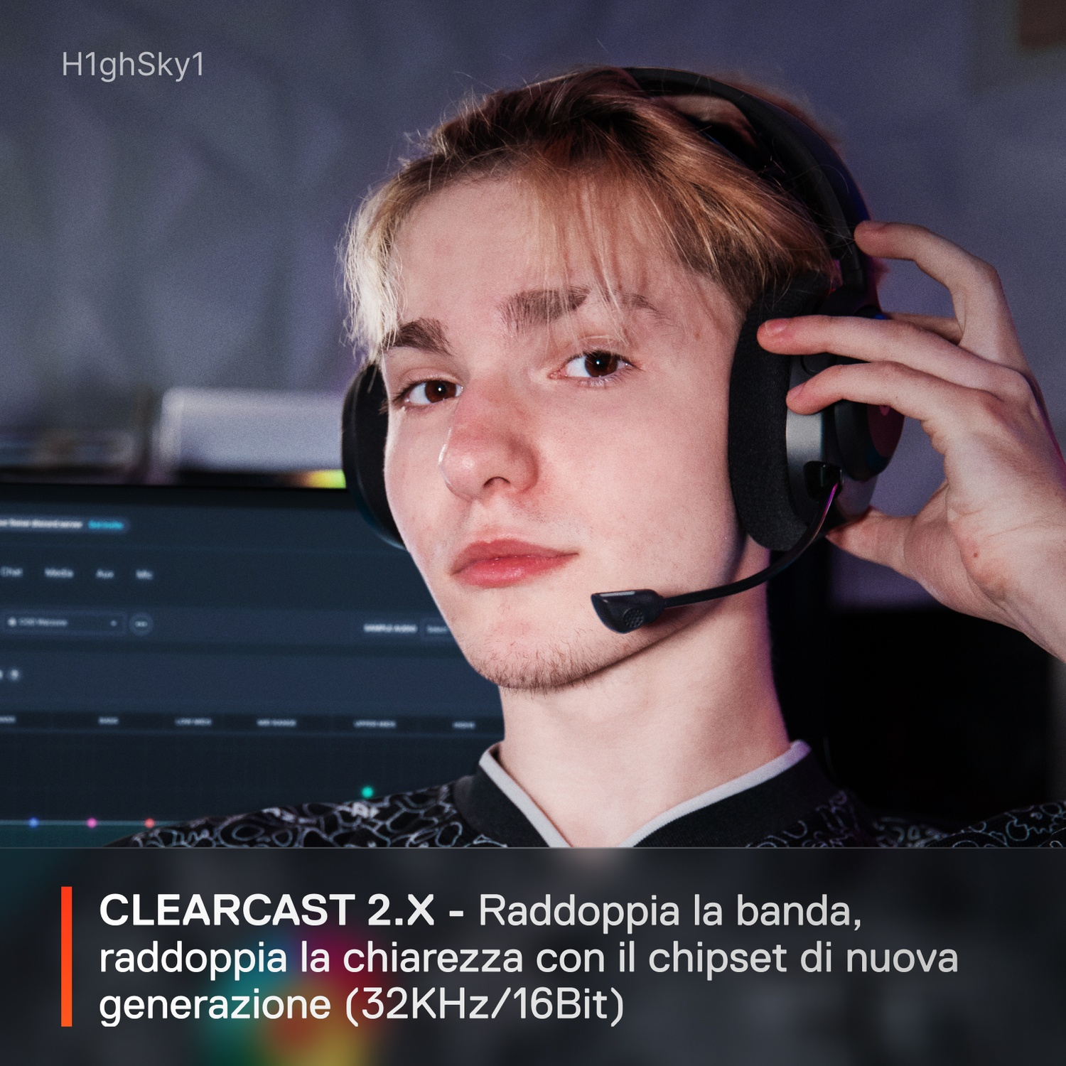 Un giovane con cuffie, mano sull'orecchio. Sfondo sfocato.