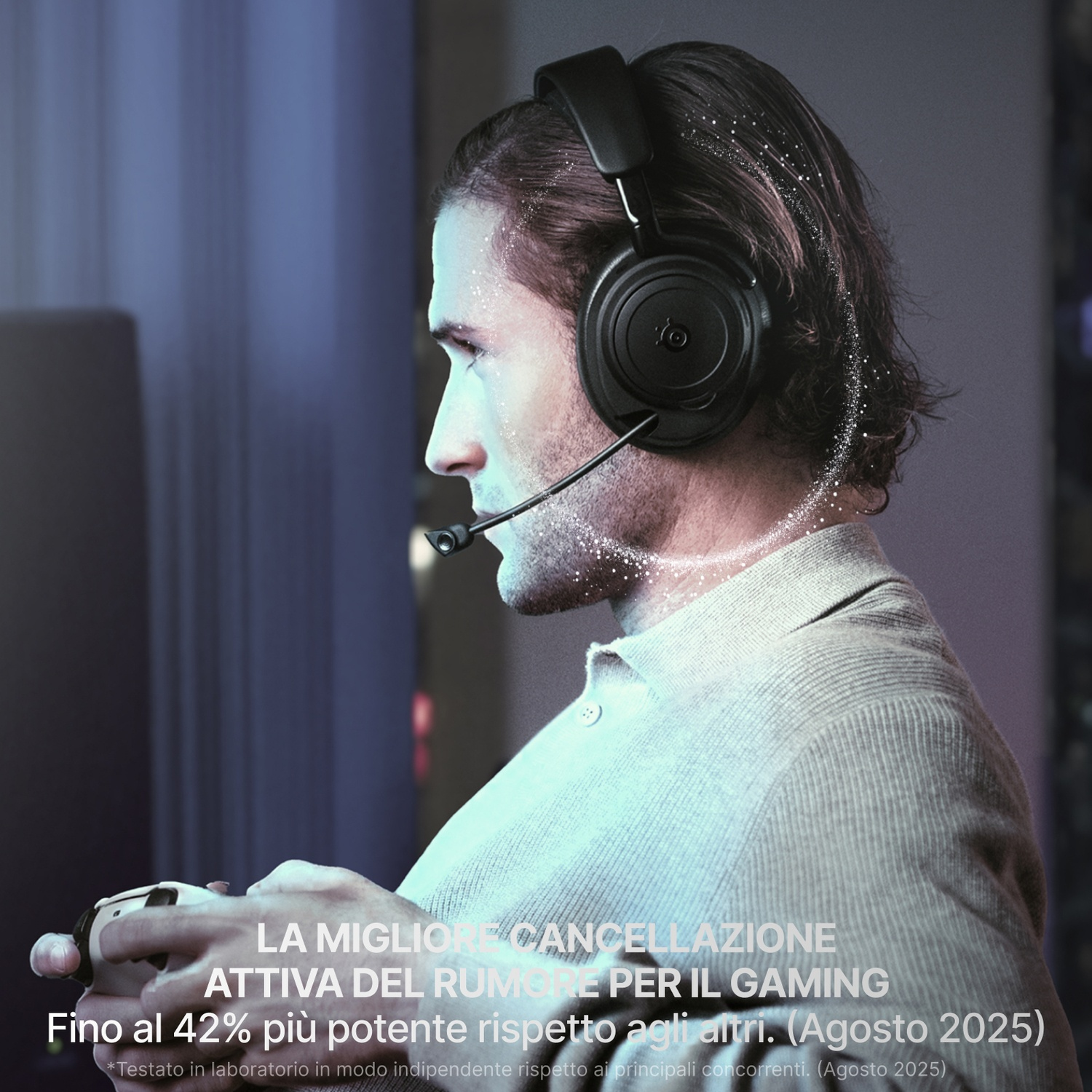 Uomo con cuffie e microfono tiene un controller. Sfondo sfocato.