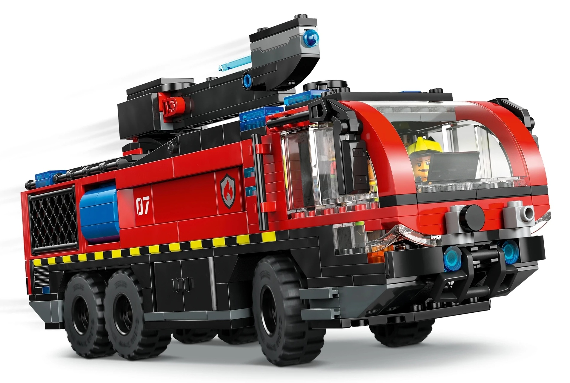 Czerwony wóz strażacki Lego z czarnymi detalami i kierowcą-minifigurką za kierownicą.