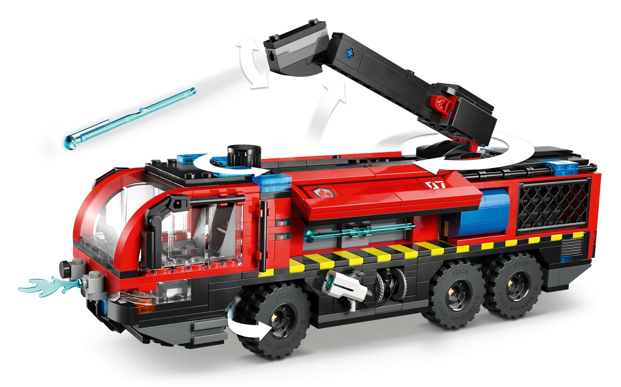 Czerwony wóz strażacki Lego z wysuwanym ramieniem i strumieniem wody.