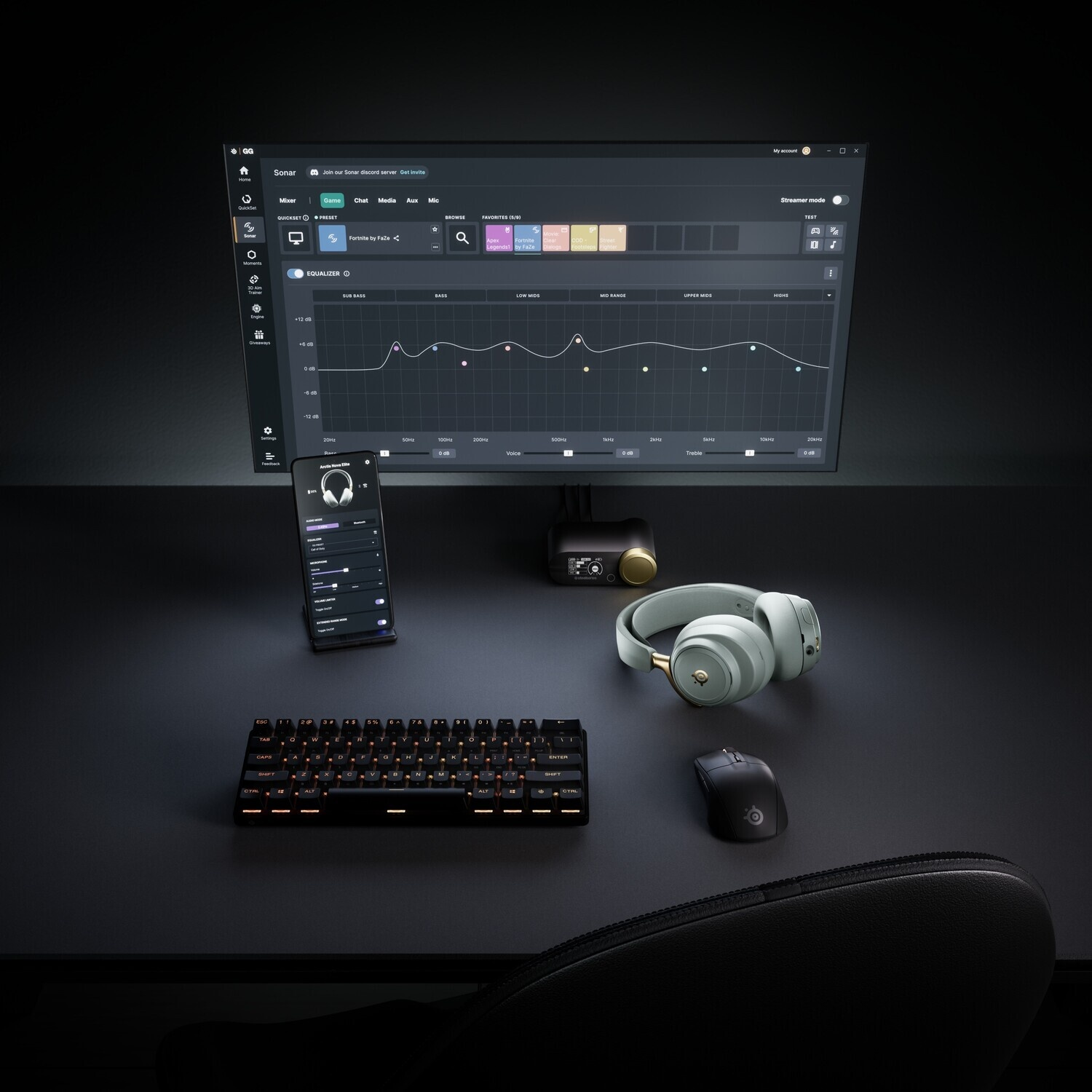 Una postazione da scrivania con cuffie, tastiera, mouse e monitor che mostra software audio.