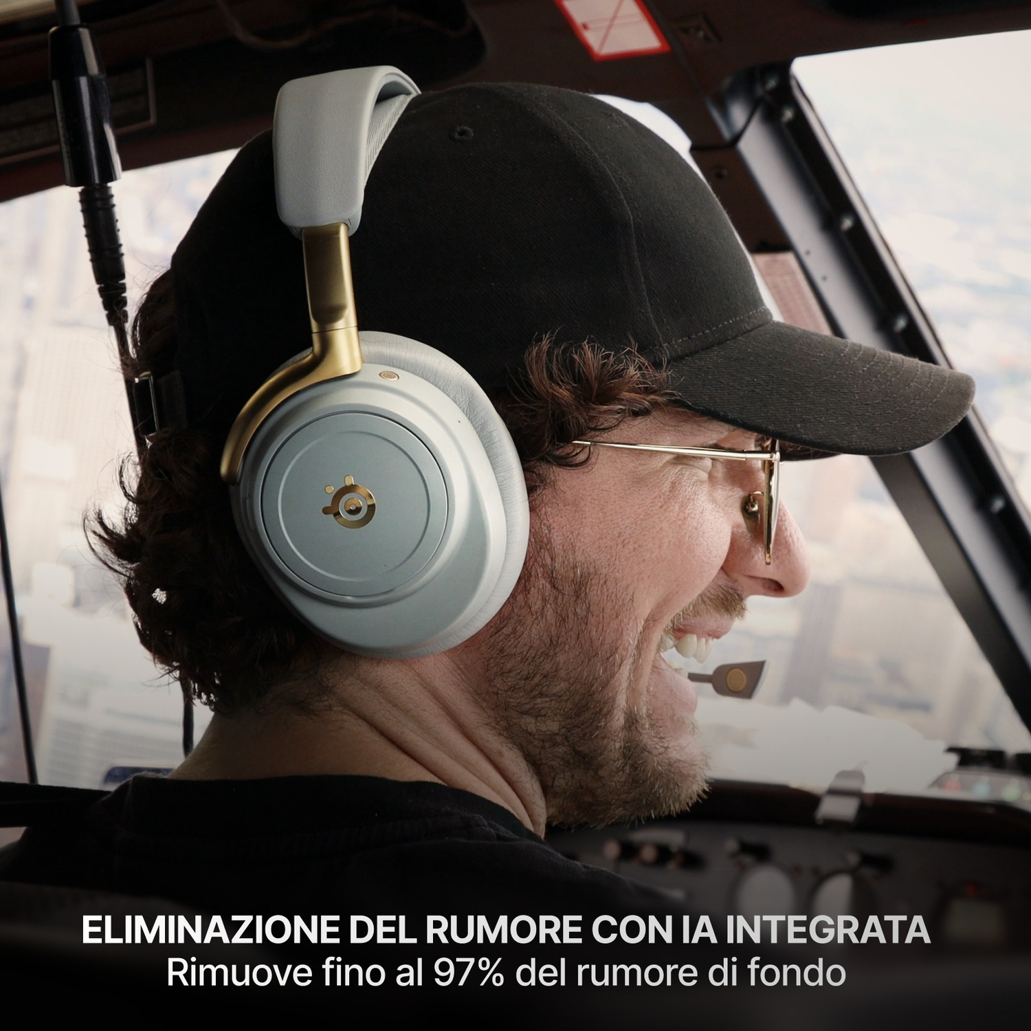 Un uomo con cuffie sorride in una cabina di pilotaggio.
