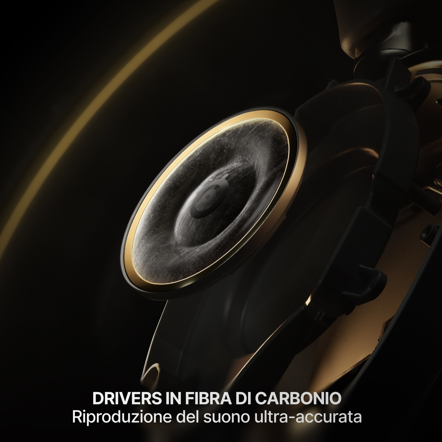 Primo piano di un driver in carbonio con finiture dorate su sfondo nero.