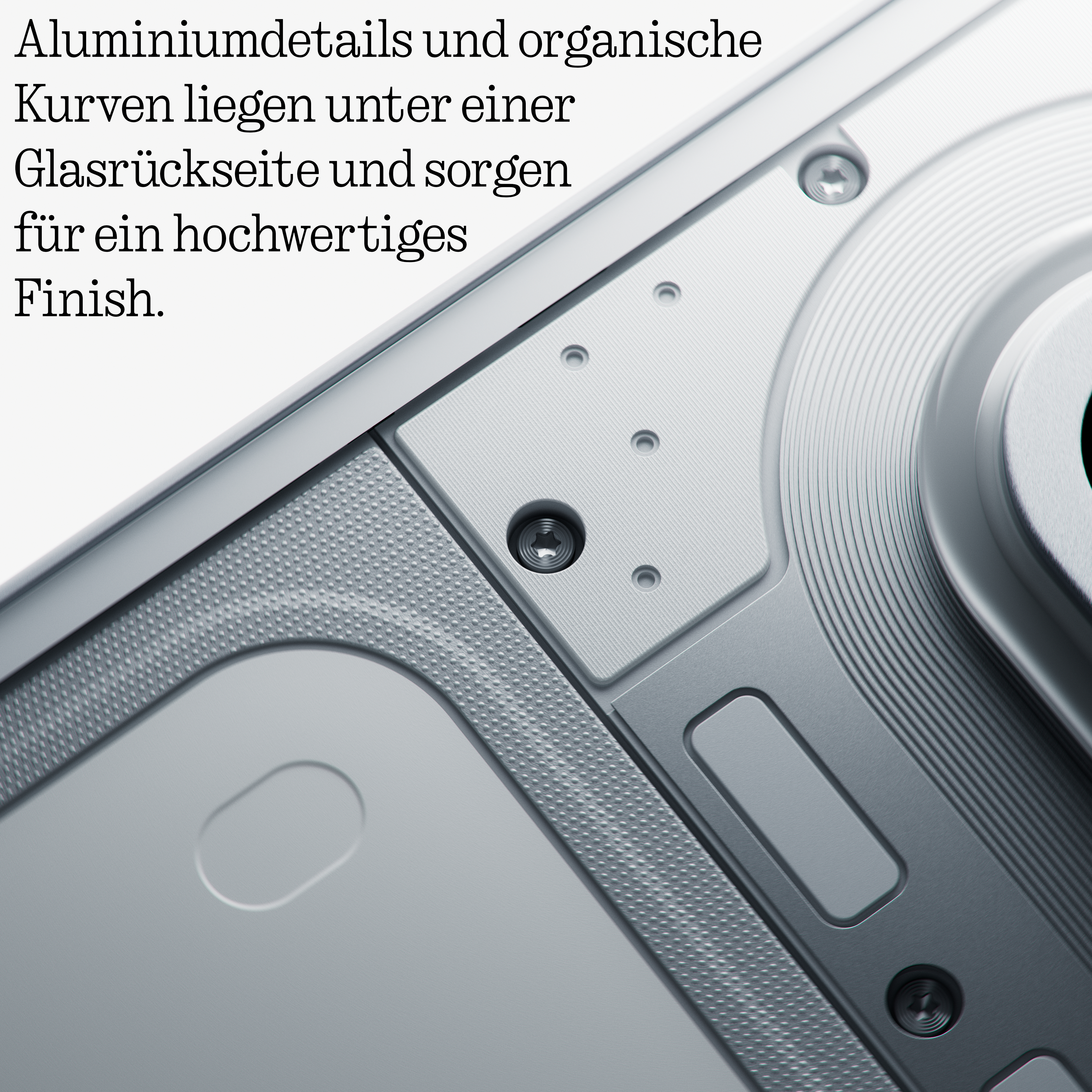 Nahaufnahme eines silbernen Geräts mit Schrauben und Texturen.