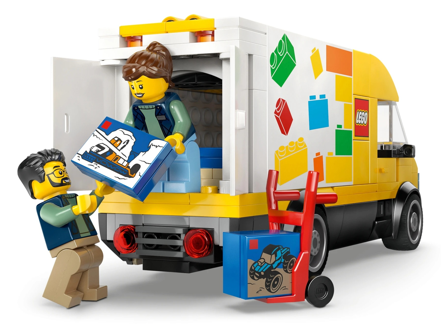 Dwie figurki Lego ładują pudła do żółtej furgonetki Lego.