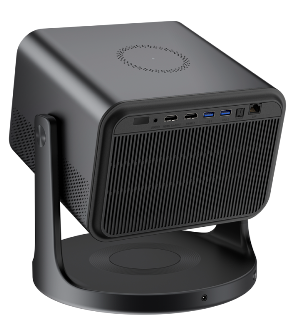 Czarny projektor z otworami wentylacyjnymi i portami, zamontowany na okrągłej podstawie.