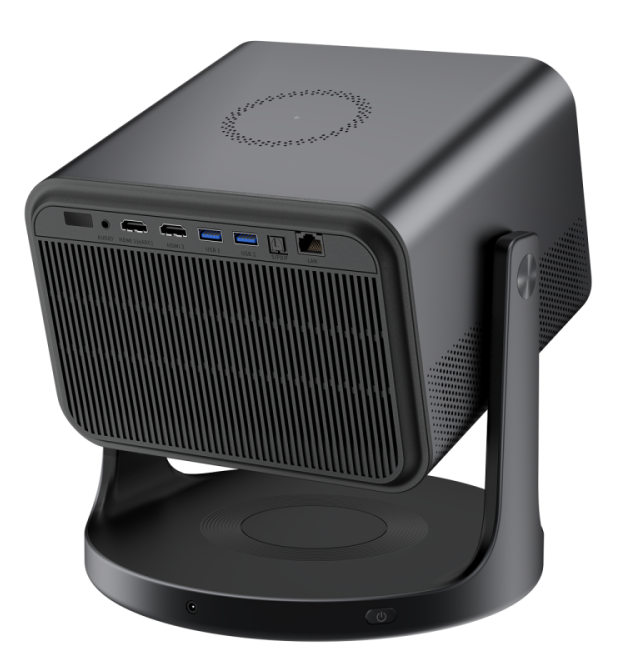 Czarny projektor na stojaku z widocznymi portami i szczelinami wentylacyjnymi.