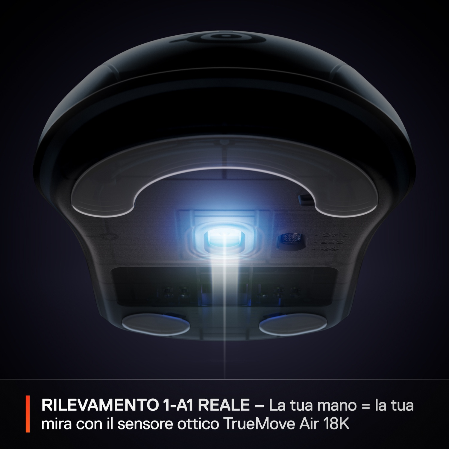 Parte inferiore di un mouse nero con luce blu dal sensore ottico.
