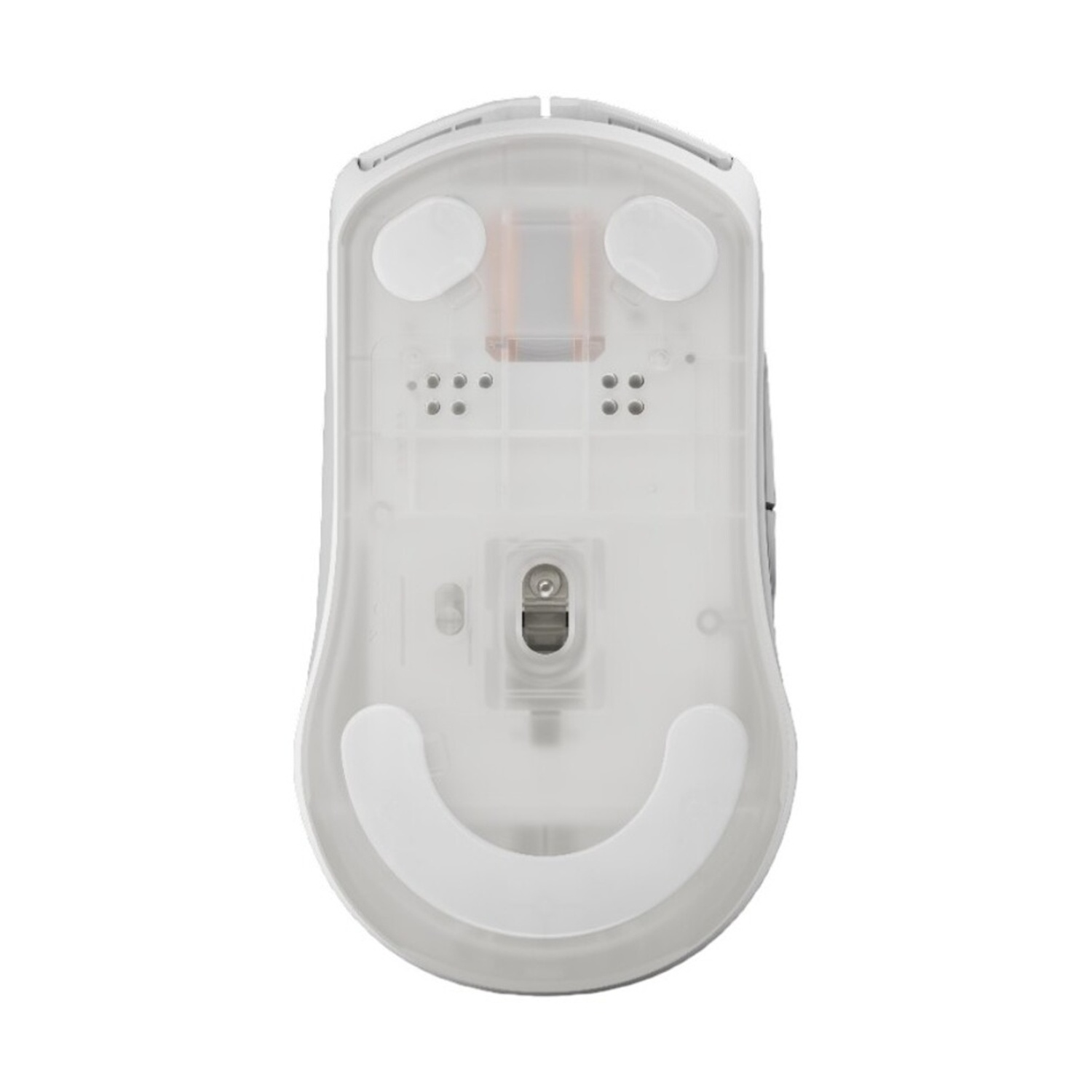 Parte inferiore di un mouse bianco per computer con scocca trasparente e piedini scorrevoli bianchi.