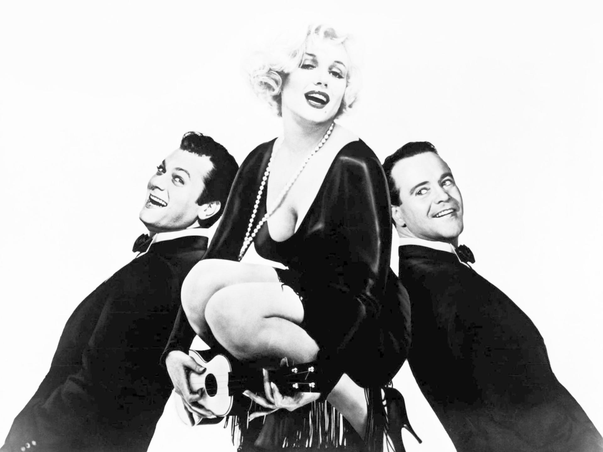 Marilyn Monroe mit Tony Curtis und Jack Lemmon im Smoking, Ukulele haltend.