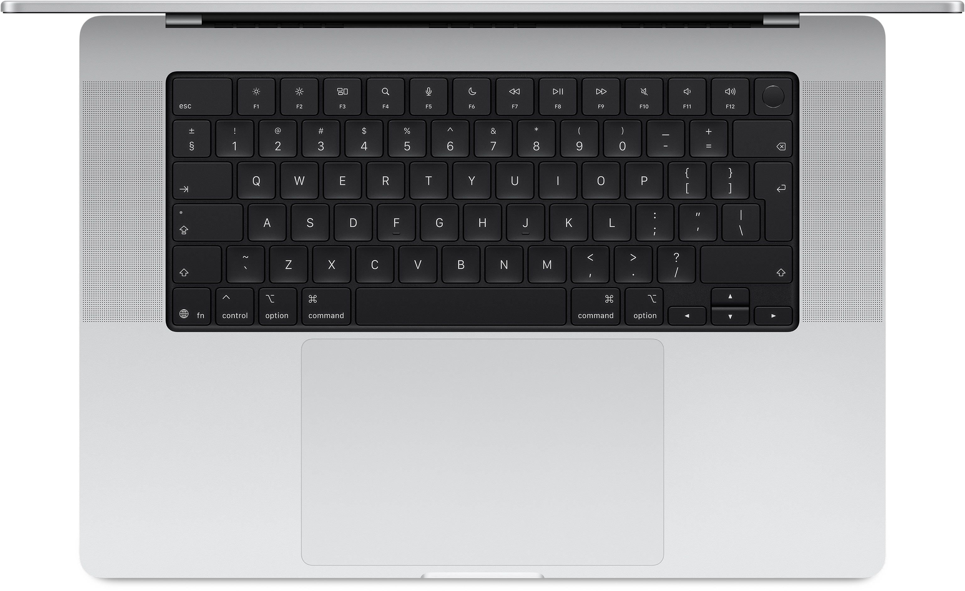 Egy ezüst laptop fekete billentyűs billentyűzetének közelképe.
