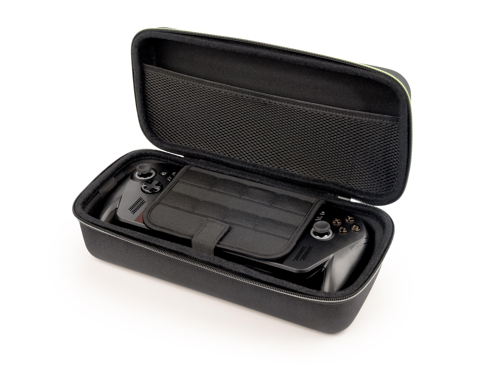 Czarny kontroler leży w otwartej czarnej torbie transportowej z siateczkową kieszenią.
