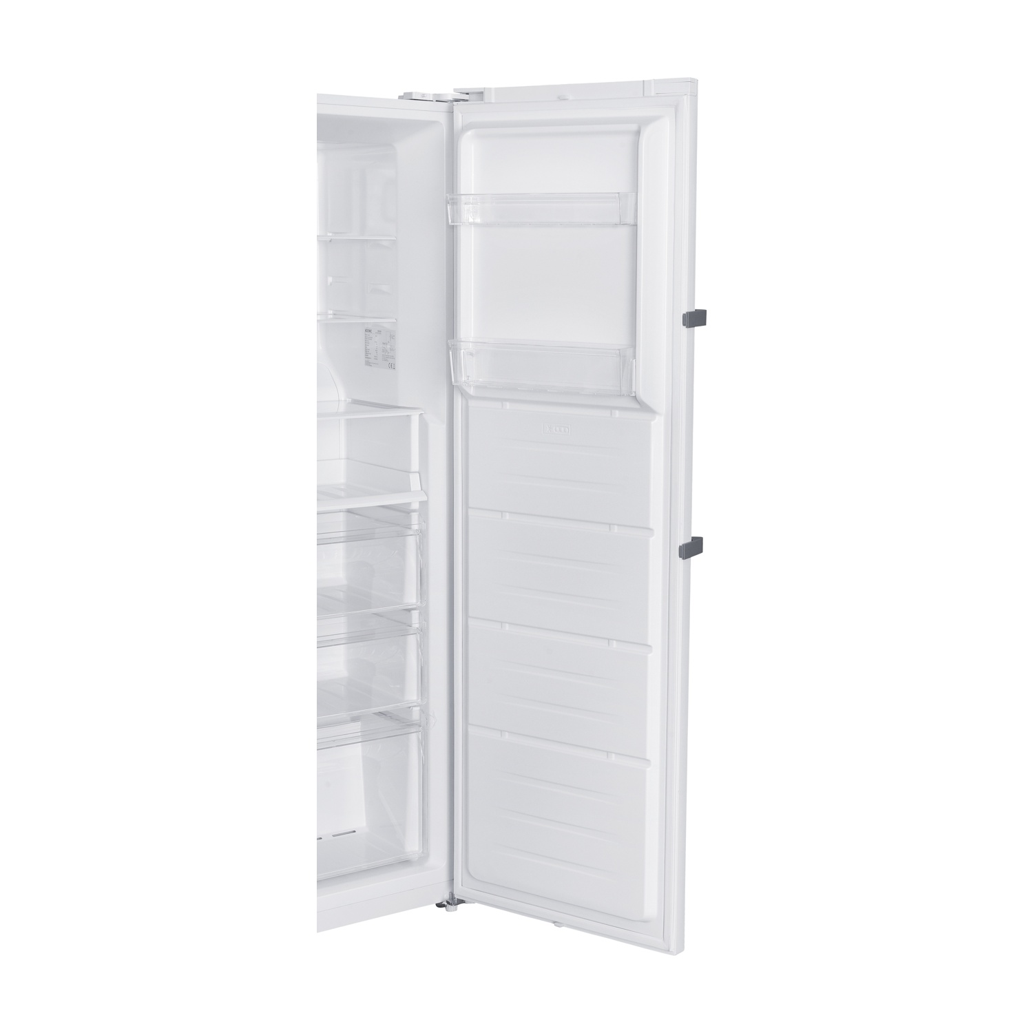 Un frigorifero bianco con la porta aperta, che mostra gli scaffali interni.