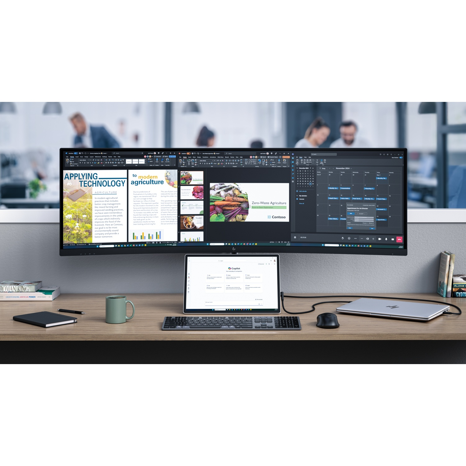 Een bureau met gebogen drievoudig monitor, laptop, toetsenbord, muis en notitieboek.