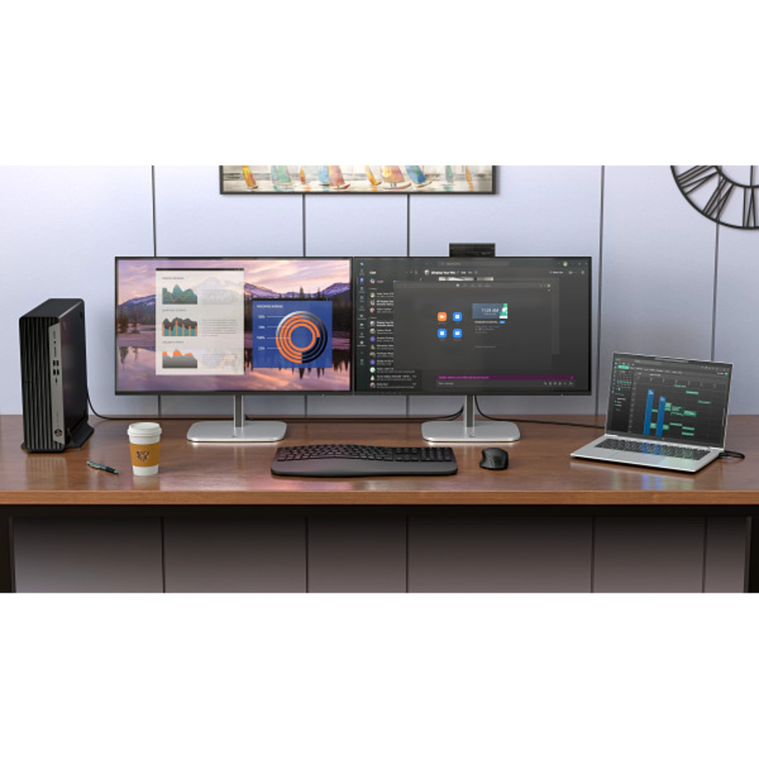 Een bureau met twee monitoren, een laptop, een toetsenbord en een muis.
