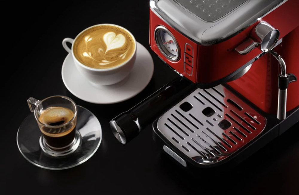 Piros eszpresszógép két kávéval: eszpresszó és cappuccino szívmintával.