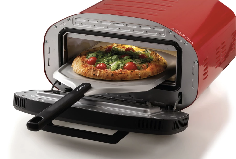 Piros pizza sütő, benne pizzával egy lapáton.