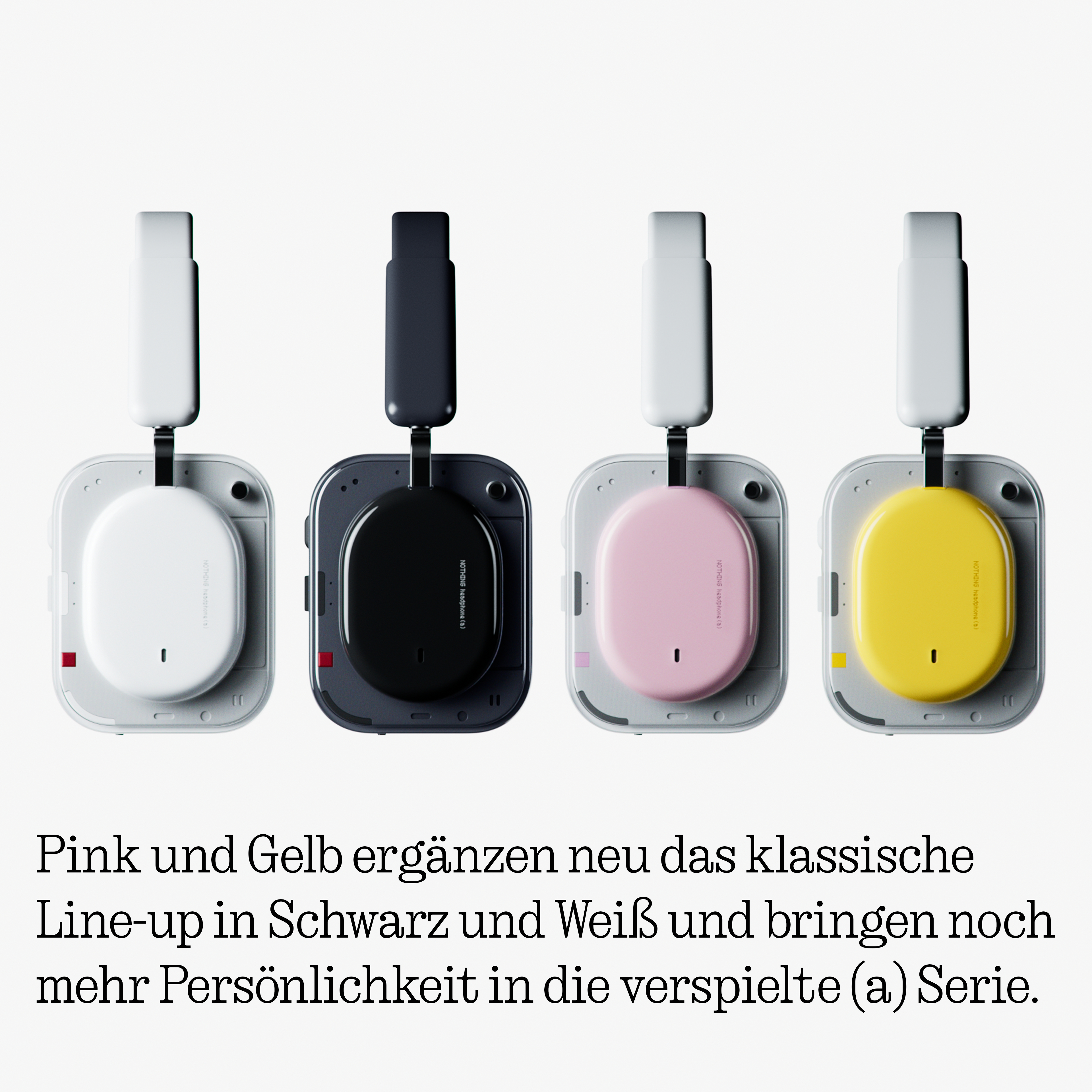 Vier Kopfhörer in Weiß, Schwarz, Rosa und Gelb nebeneinander auf weißem Grund.