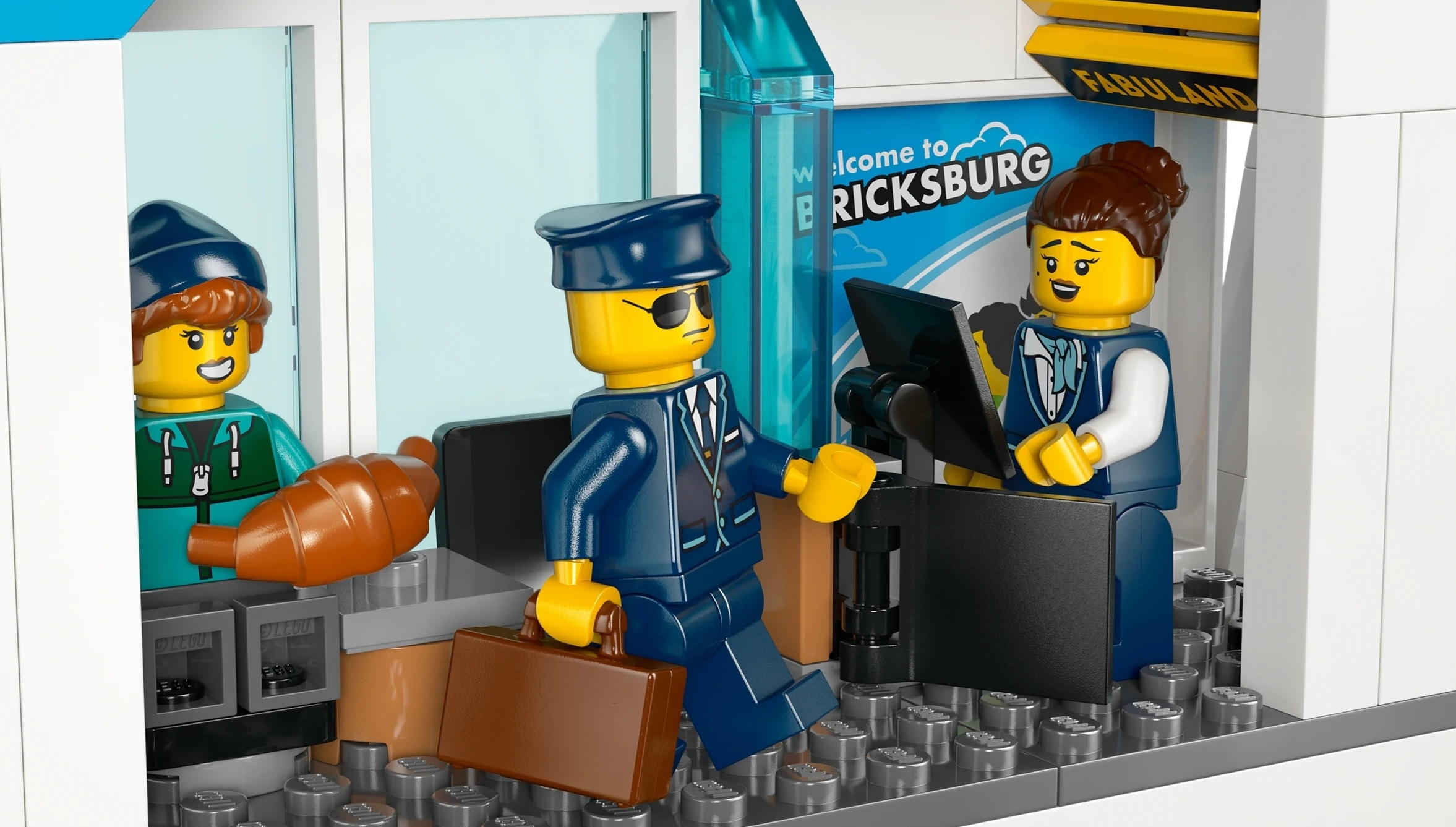 Figurki Lego w budynku, jedna niesie walizkę, druga rogalika.