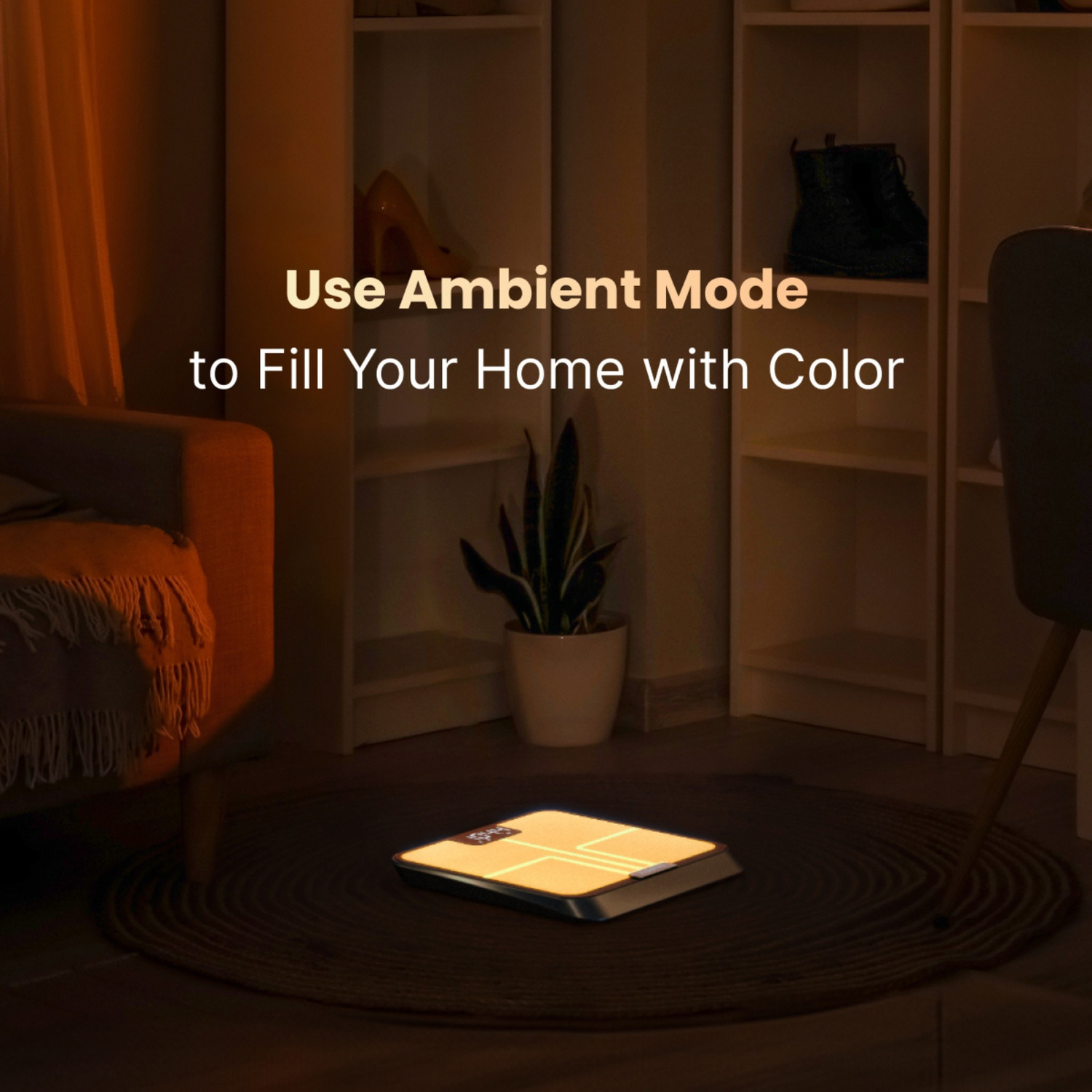 Een digitale weegschaal gloeit geel op een vloerkleed. Tekst: Gebruik de Ambient Modus om uw huis te vullen met kleur.