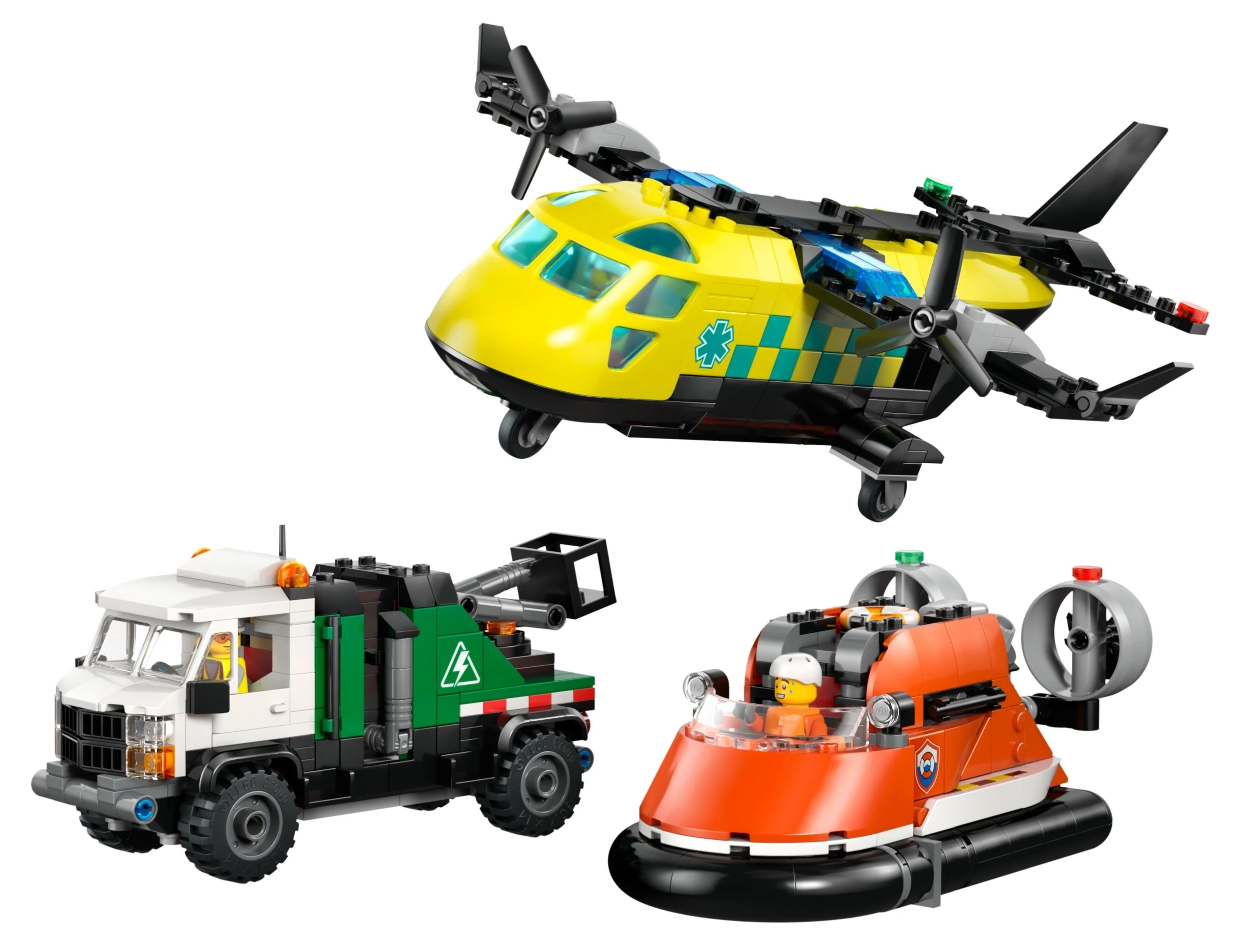 Żółty helikopter-zabawka, niebieska karetka i pomarańczowy pojazd poduszkowy na białym tle.