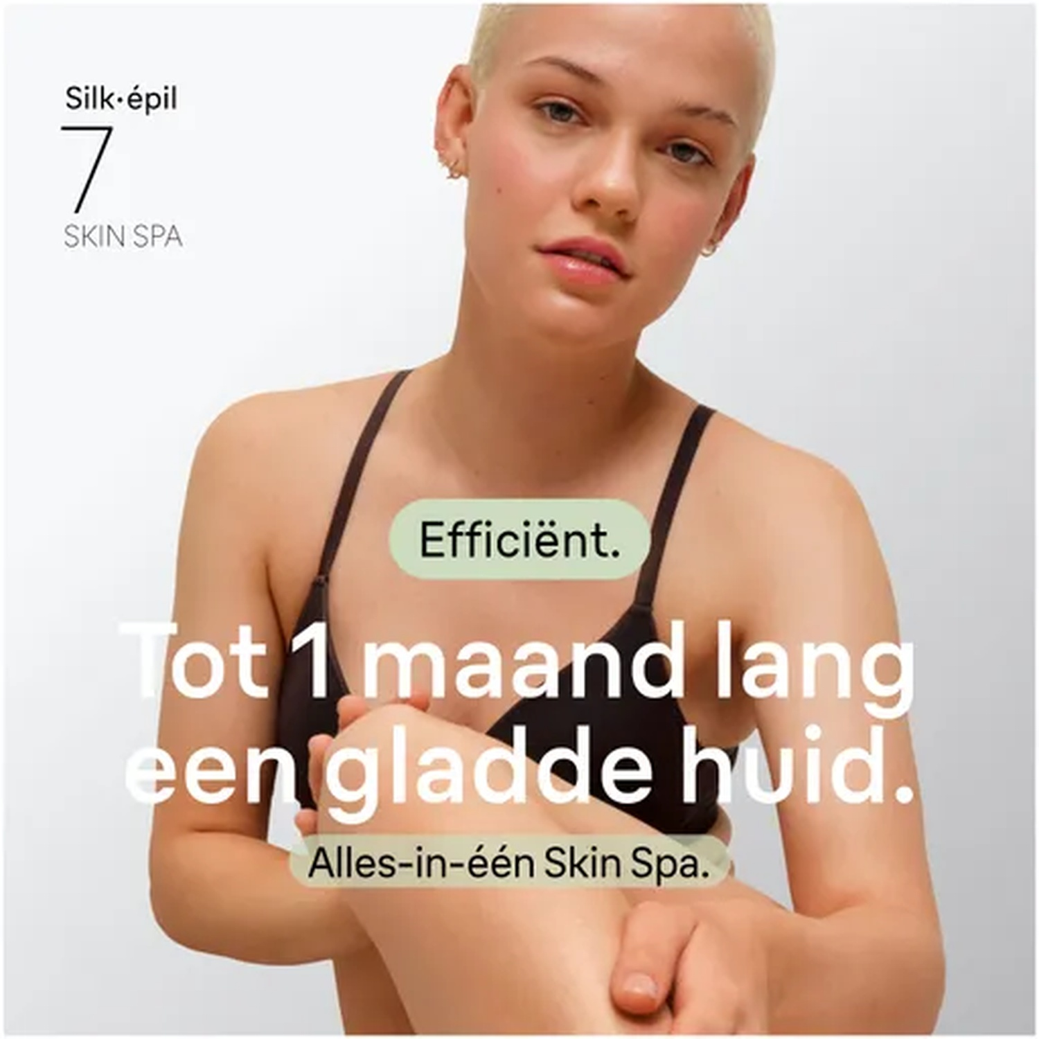Een vrouw met kort haar in een zwarte bh. Tekst: Efficiënt. Tot 1 maand gladde huid.