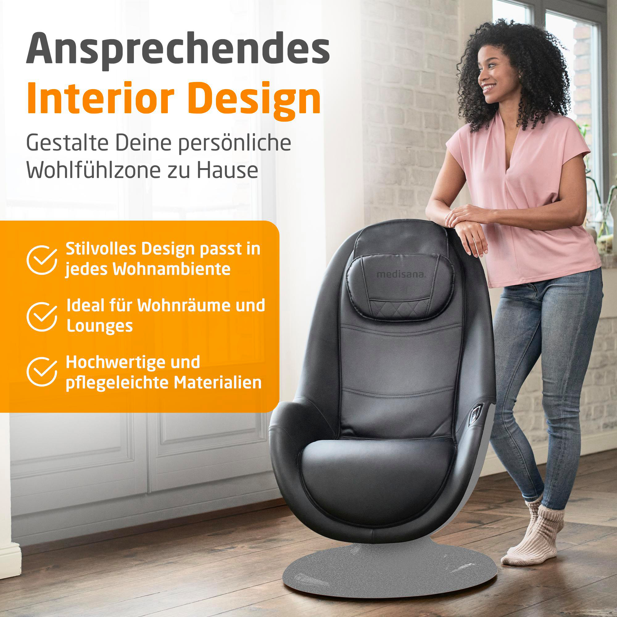 Eine Frau lehnt an einem schwarzen Massagesessel. Text hebt Design hervor.