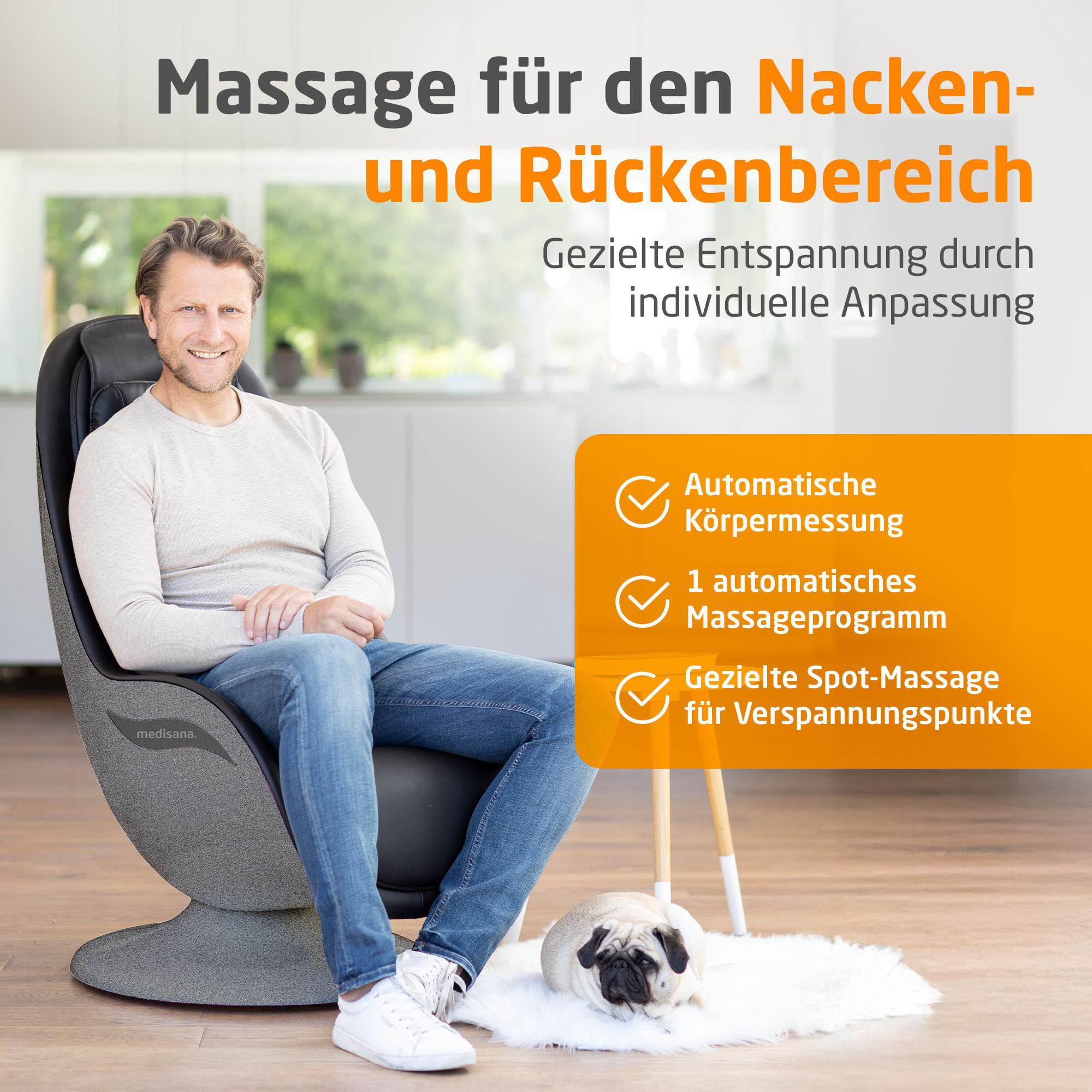 Mann sitzt in Massagesessel, daneben liegt ein Mops auf einem Fell.