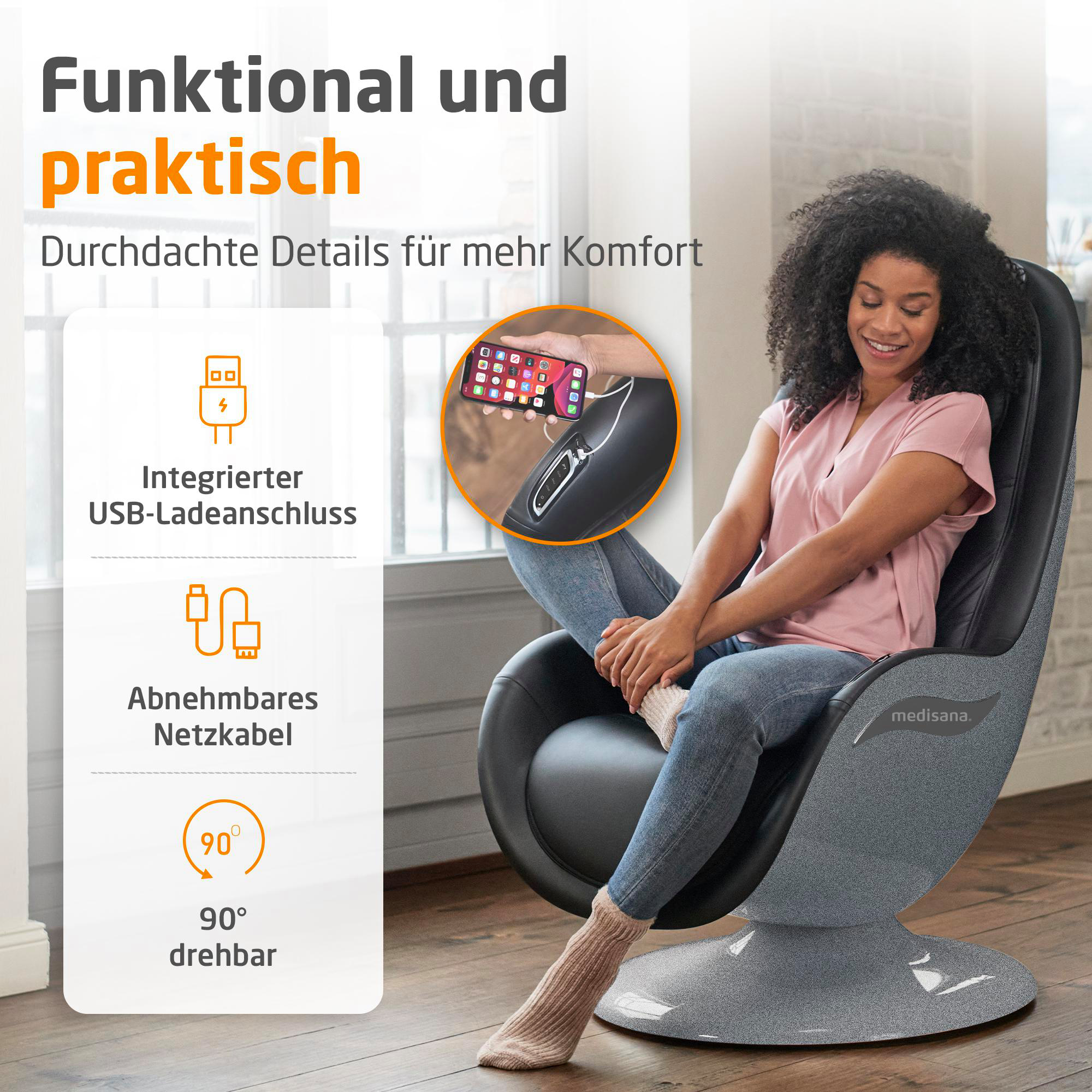 Frau sitzt in einem Massagesessel mit integriertem USB-Anschluss.
