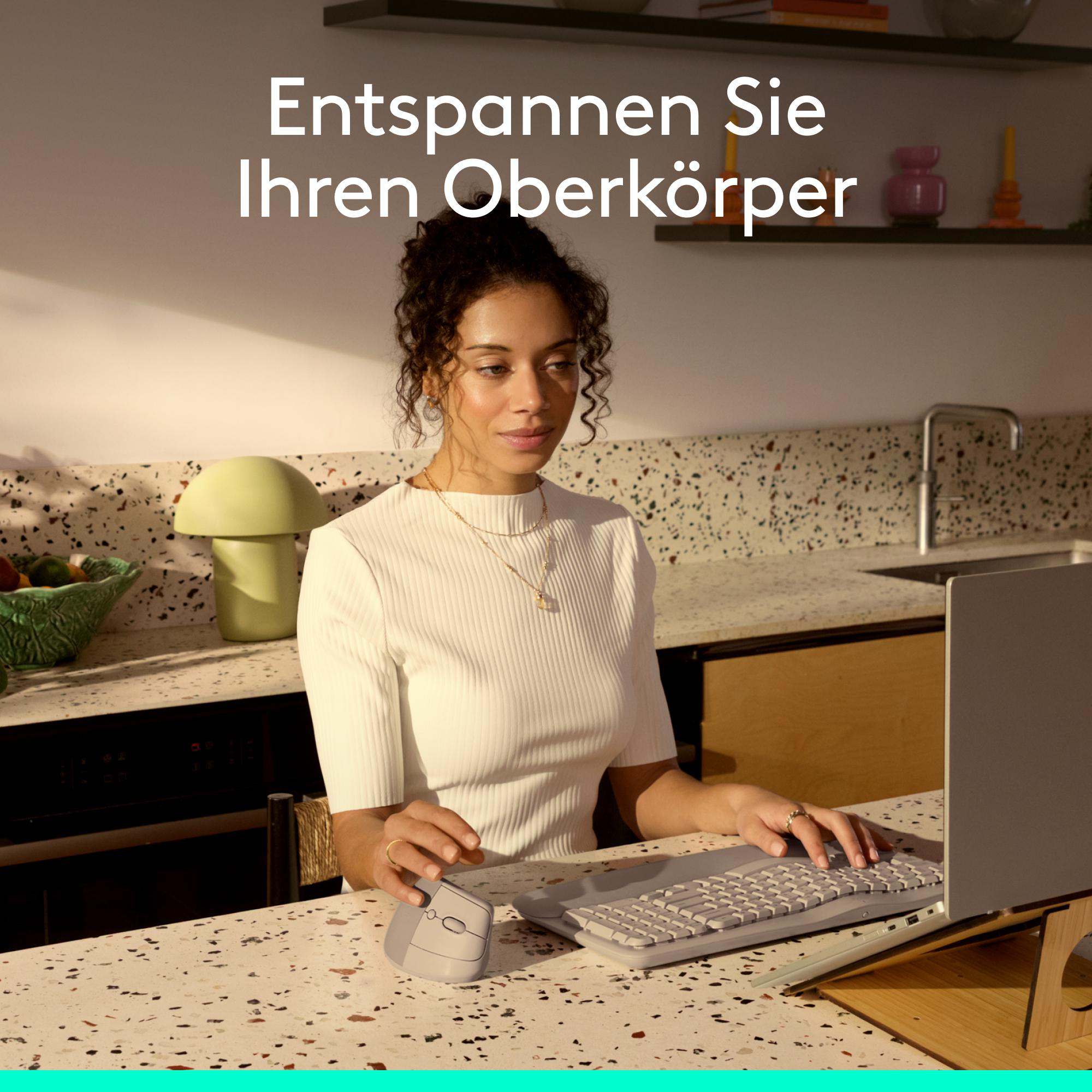 Eine Frau tippt auf einer Tastatur in einer modernen Küche mit einem Pilzlicht.