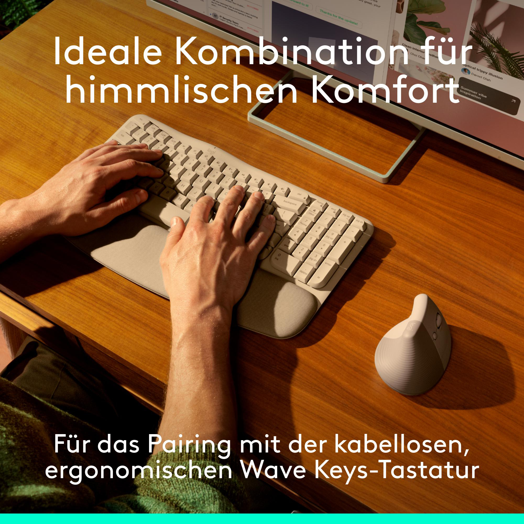 Hände tippen auf einer Tastatur, neben einer vertikalen Maus auf einem Holztisch.