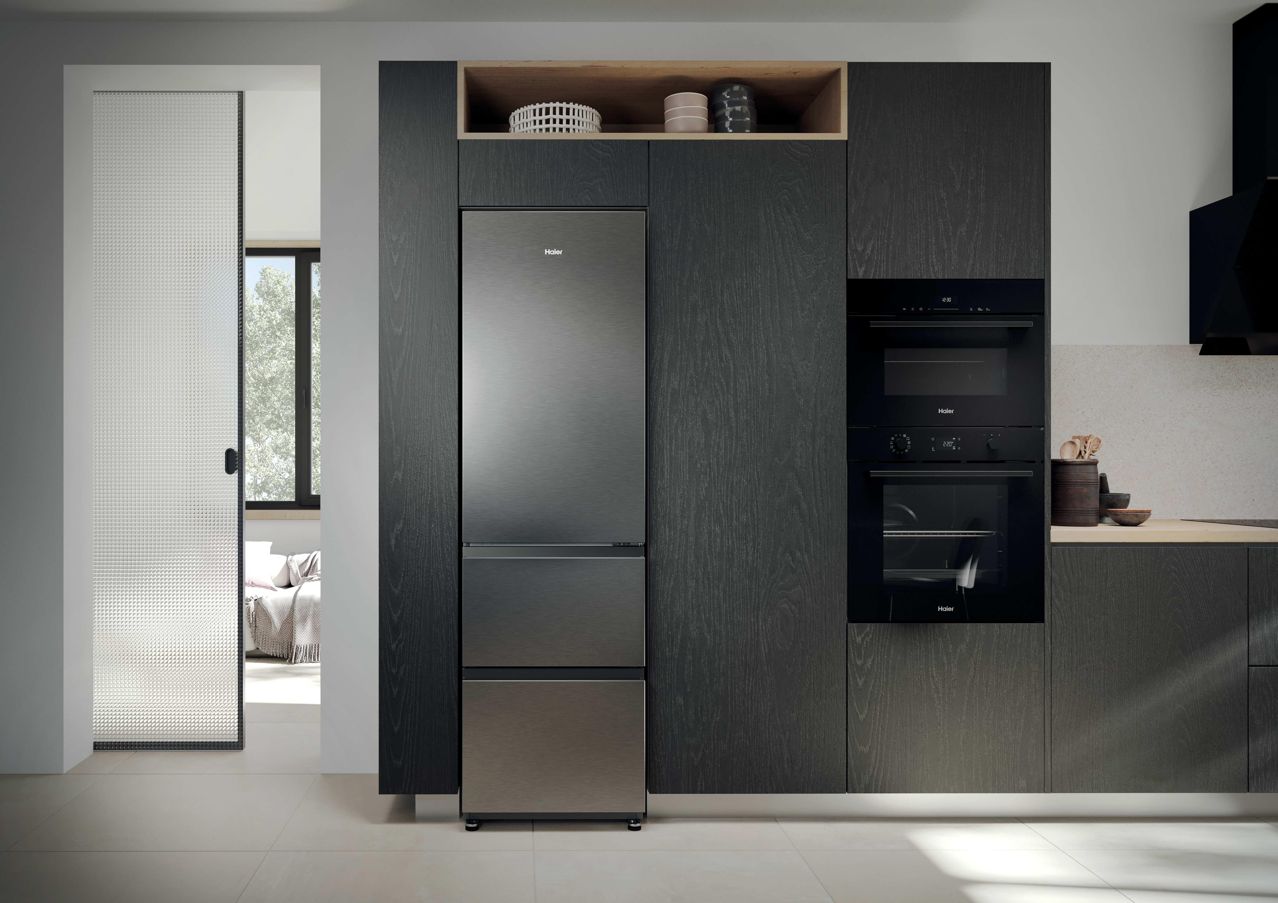 Moderne Küche mit dunklen Holzschränken, Kühlschrank und Öfen.