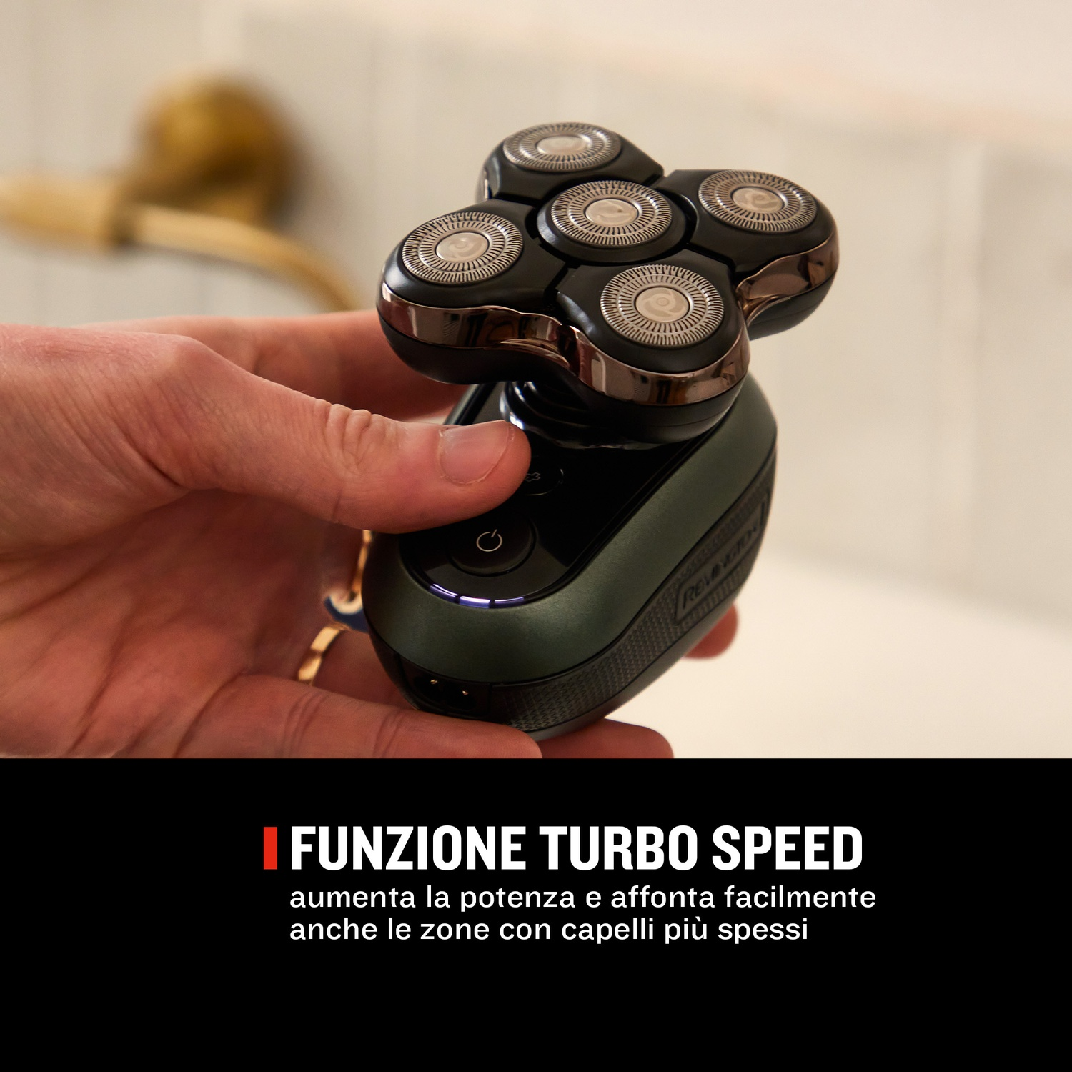 Un uomo tiene in mano un rasoio elettrico verde con cinque testine rotanti.
