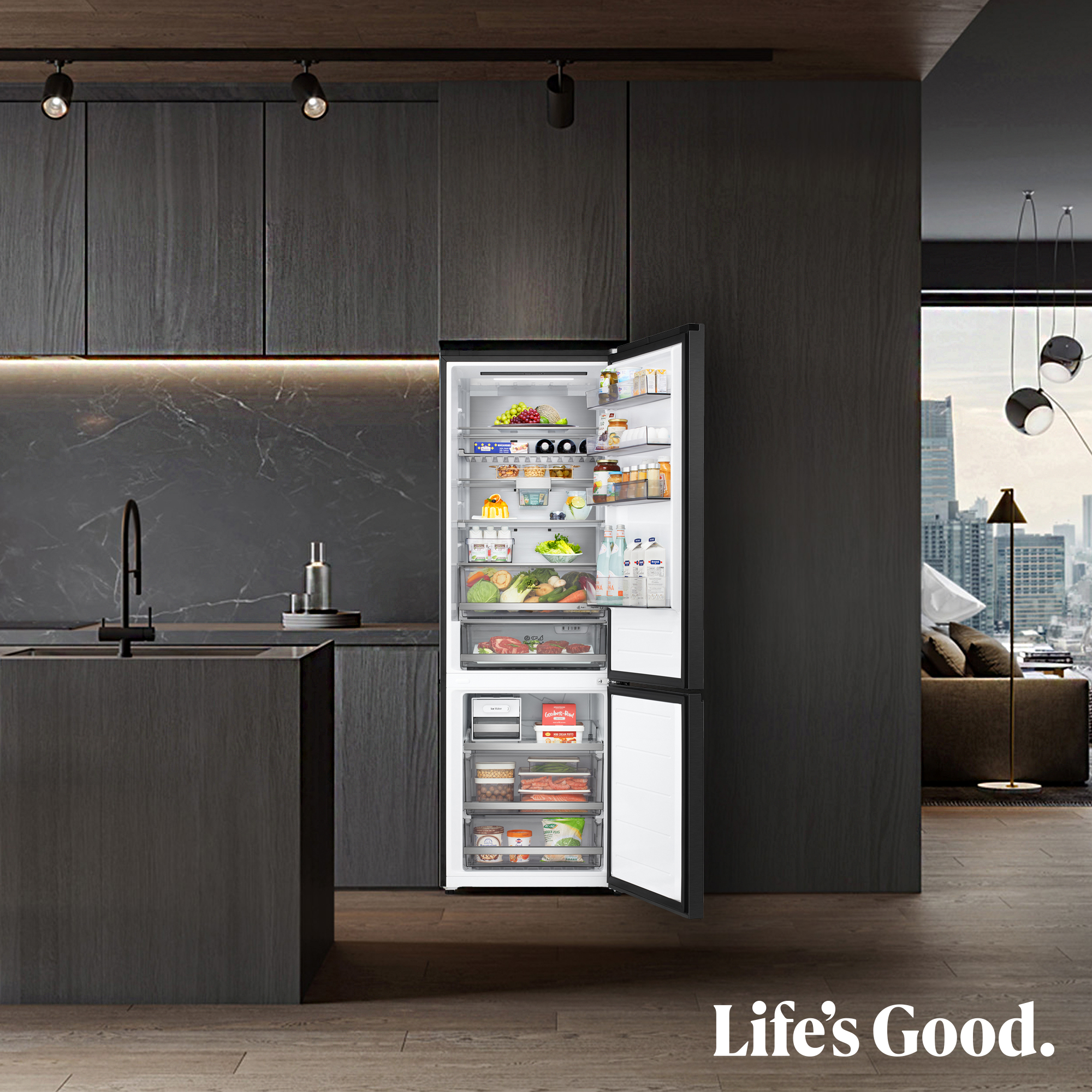 Refrigerador abierto con alimentos, en una cocina moderna con vista a la ciudad.
