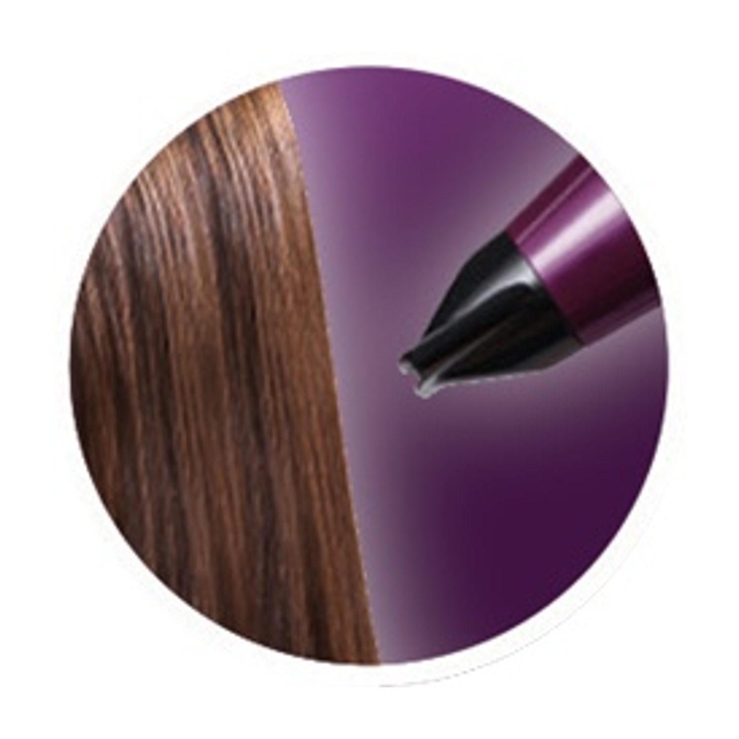 Capelli scuri asciugati dall'ugello viola di un asciugacapelli.