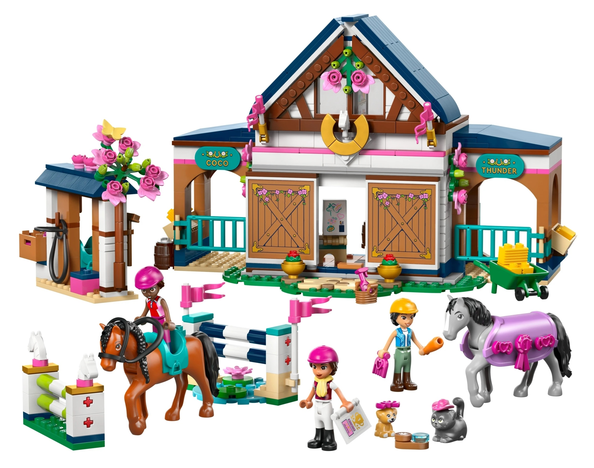 Zestaw stajni dla koni Lego z figurkami, końmi, zwierzętami i przeszkodami.