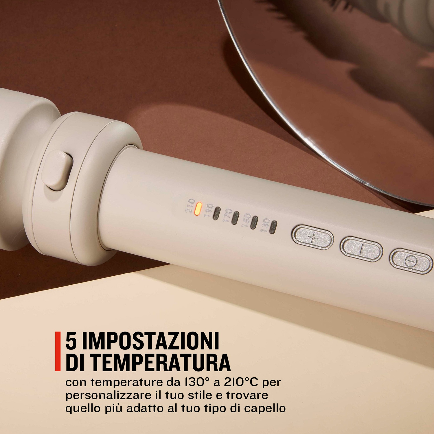 Un styler per capelli bianco con impostazioni di temperatura da 130°C a 210°C.