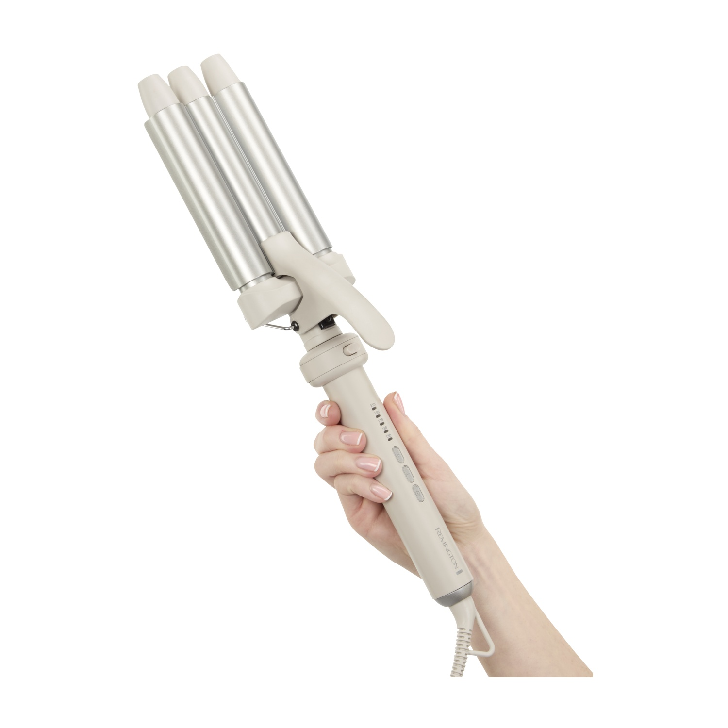 Una mano tiene un ferro arricciacapelli argentato a tripla onda con manico color crema.